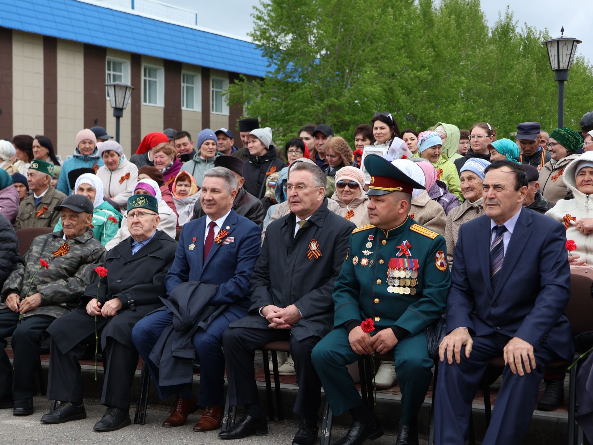 Җиңү килде җирне нурга күмеп, Шатлык белән күзне чылатып!