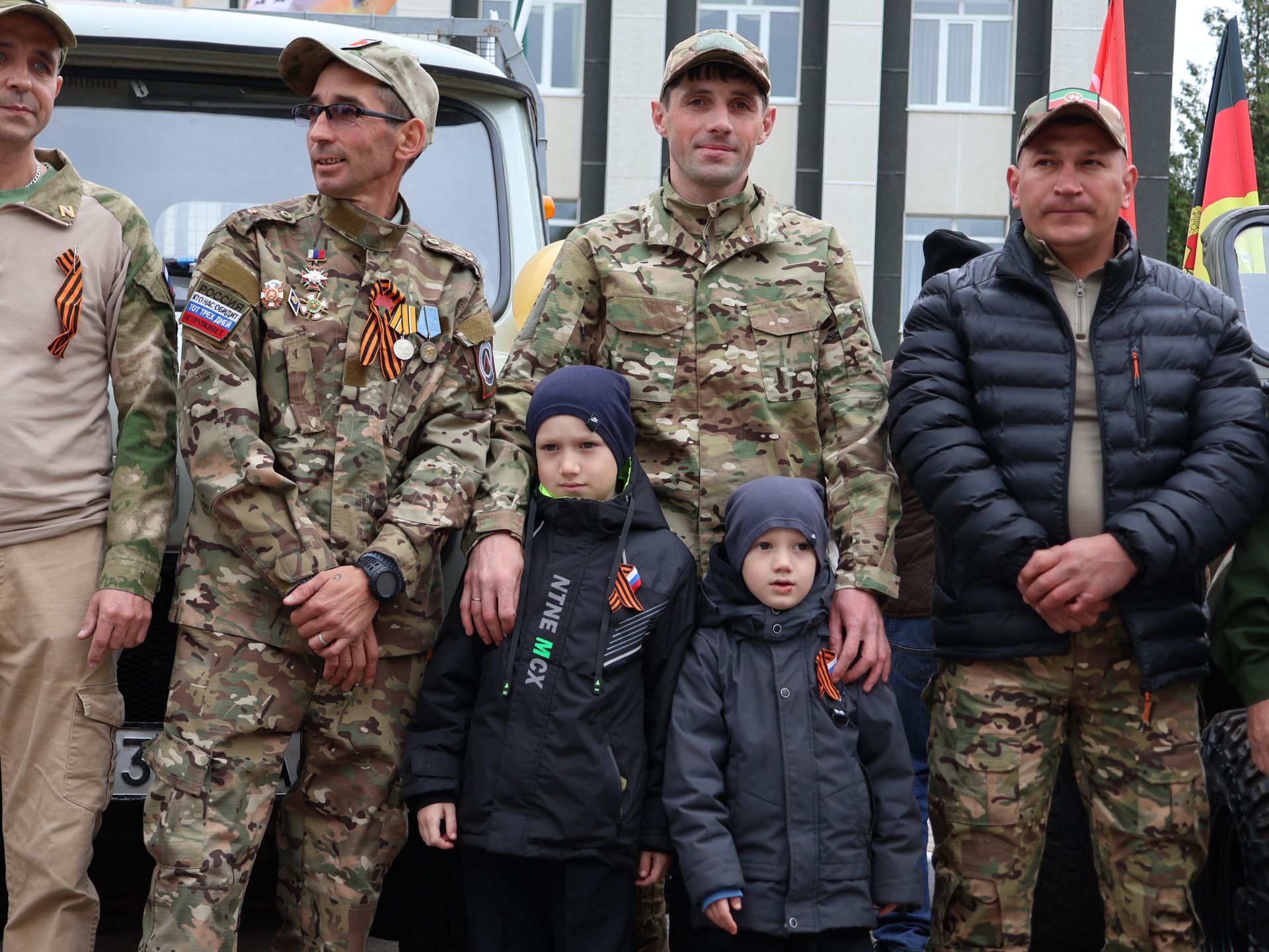 Җиңү килде җирне нурга күмеп, Шатлык белән күзне чылатып!