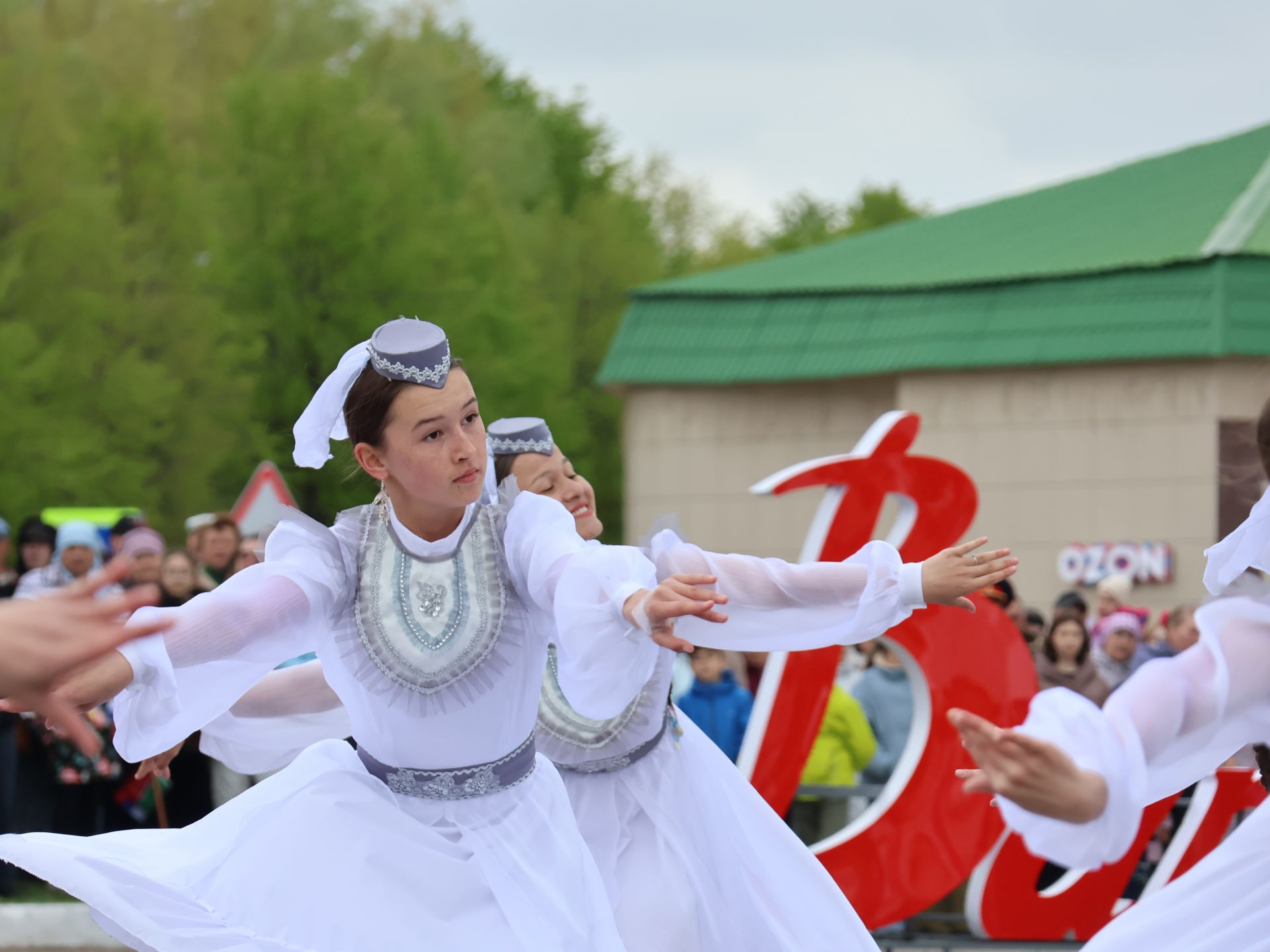 Җиңү килде җирне нурга күмеп, Шатлык белән күзне чылатып!