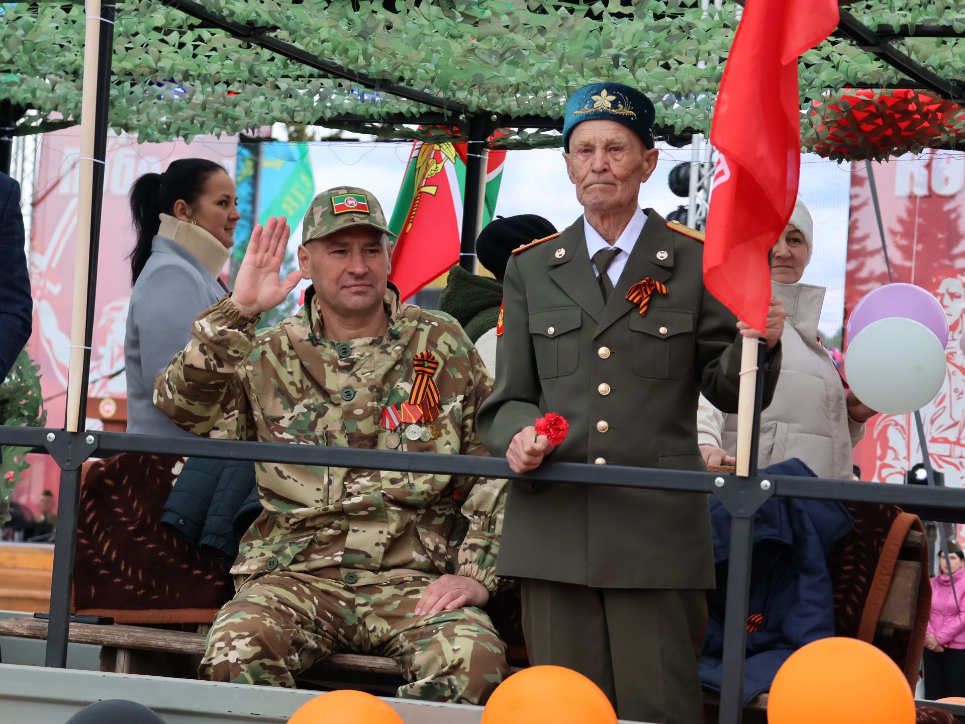 Җиңү килде җирне нурга күмеп, Шатлык белән күзне чылатып!