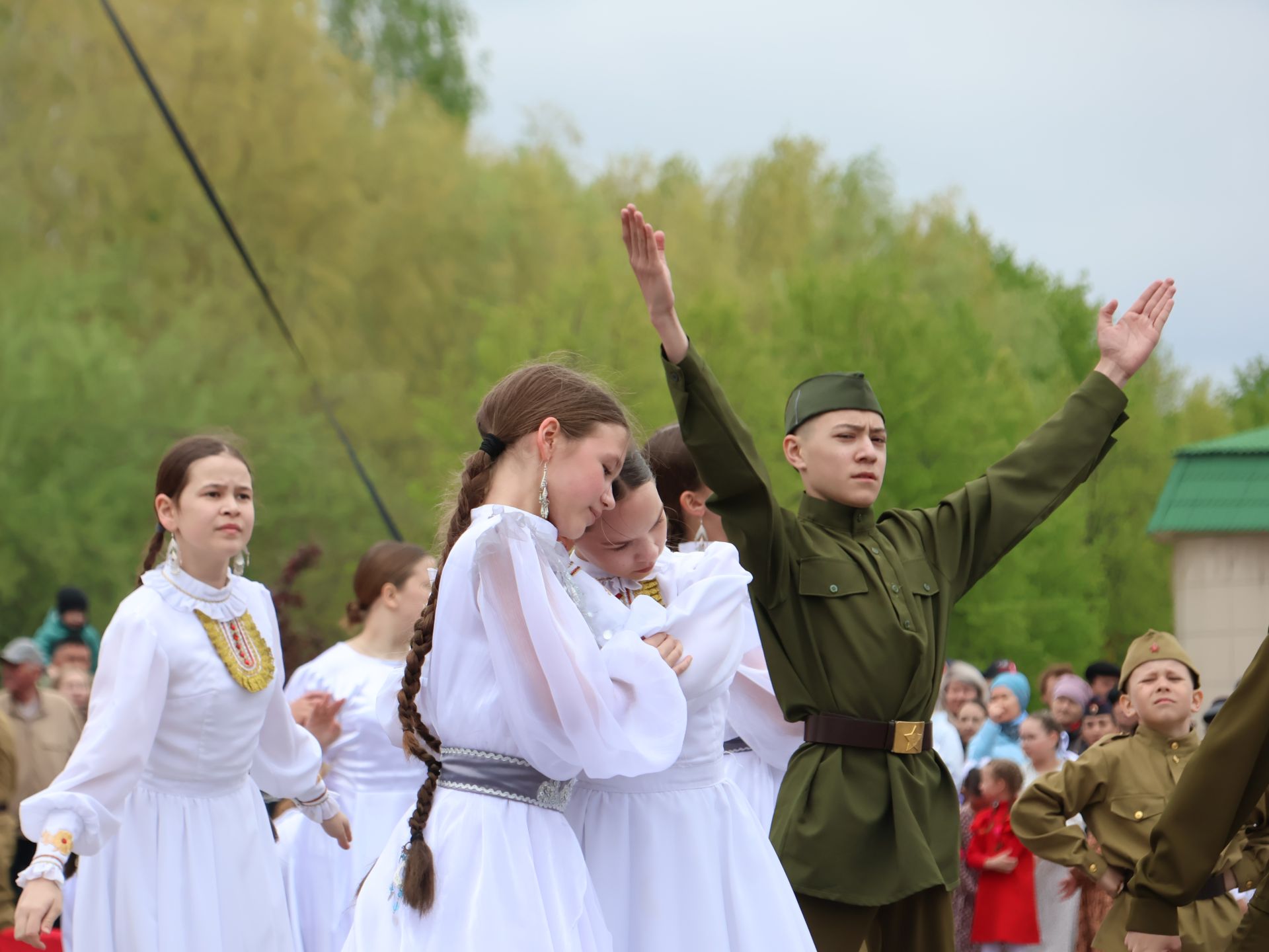 Җиңү килде җирне нурга күмеп, Шатлык белән күзне чылатып!