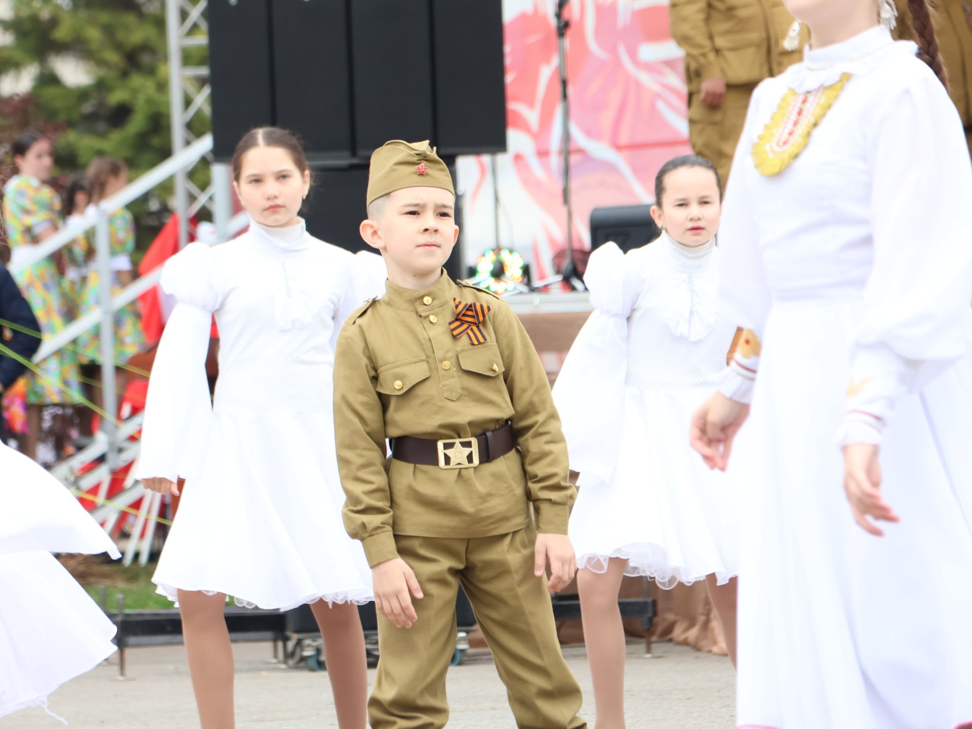 Җиңү килде җирне нурга күмеп, Шатлык белән күзне чылатып!