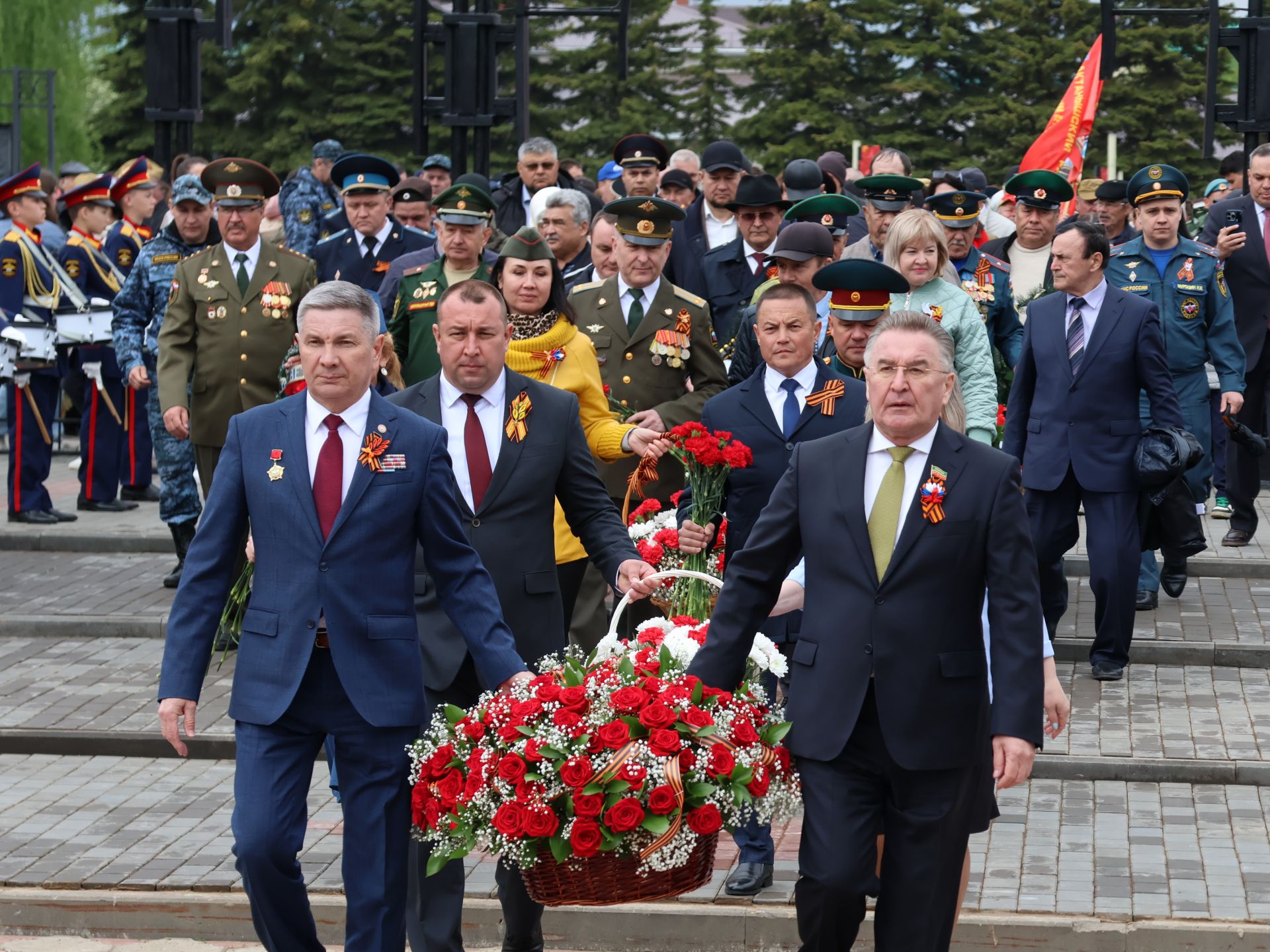 Җиңү килде җирне нурга күмеп, Шатлык белән күзне чылатып!