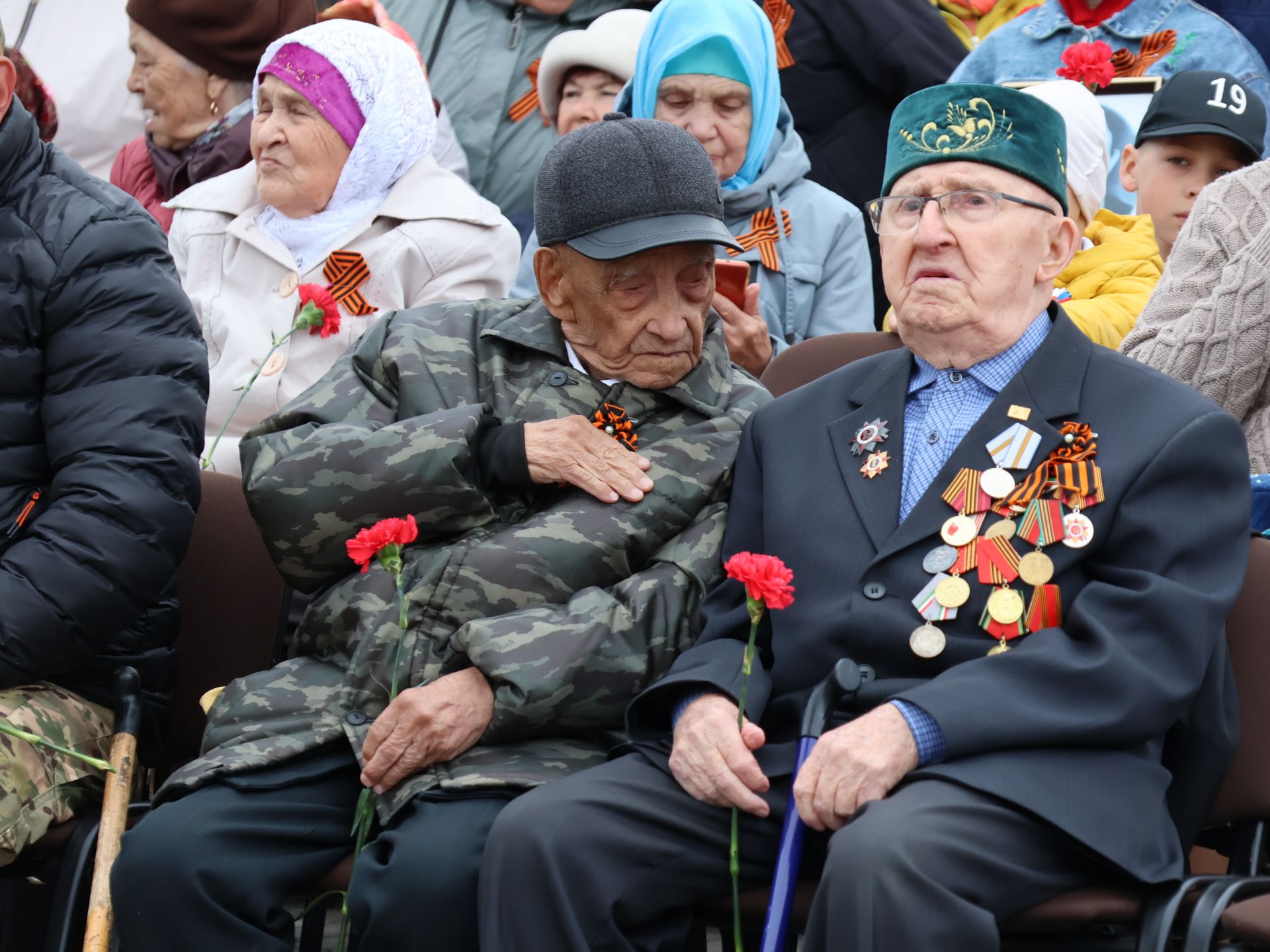 Җиңү килде җирне нурга күмеп, Шатлык белән күзне чылатып!