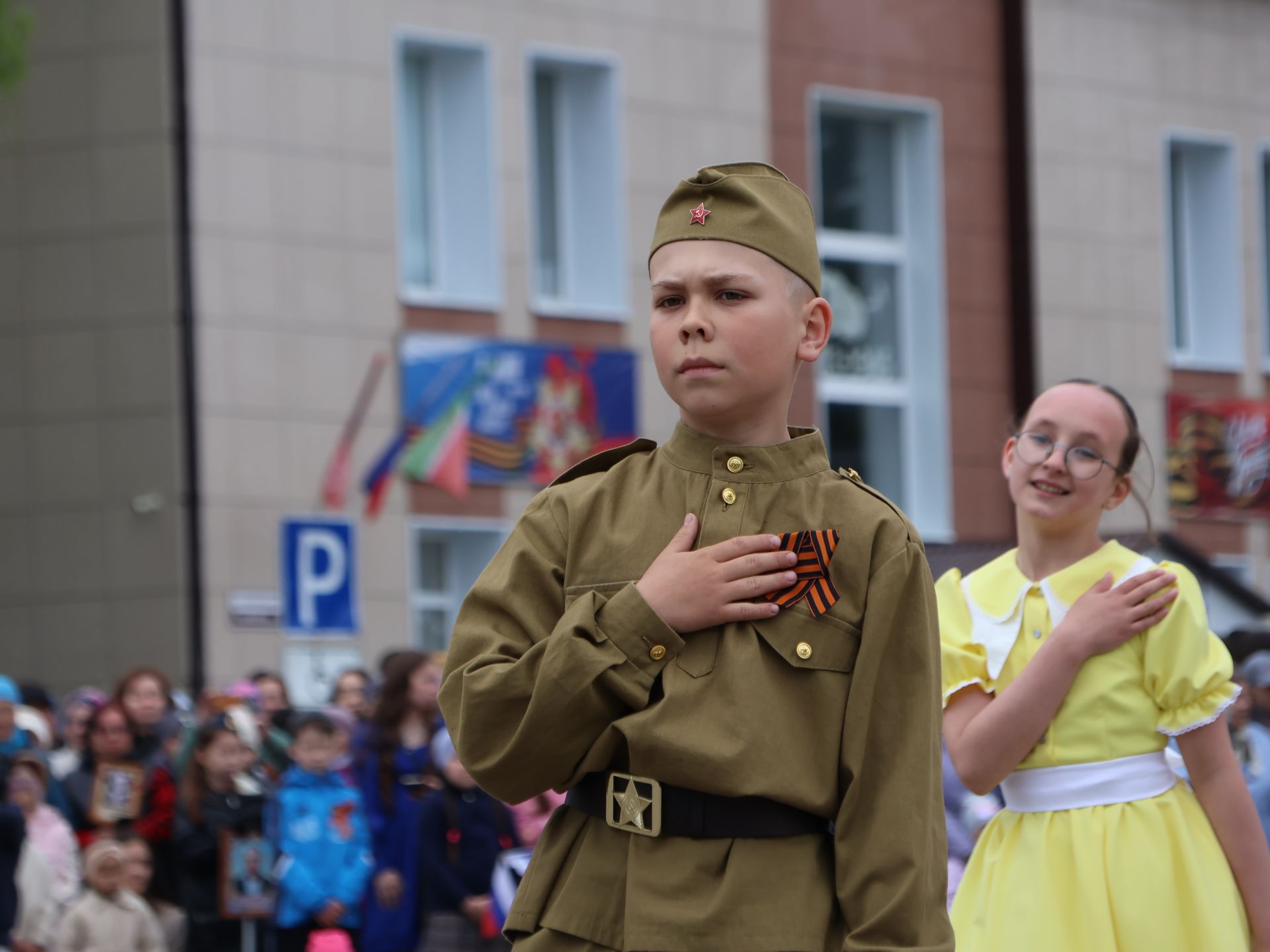Җиңү килде җирне нурга күмеп, Шатлык белән күзне чылатып!