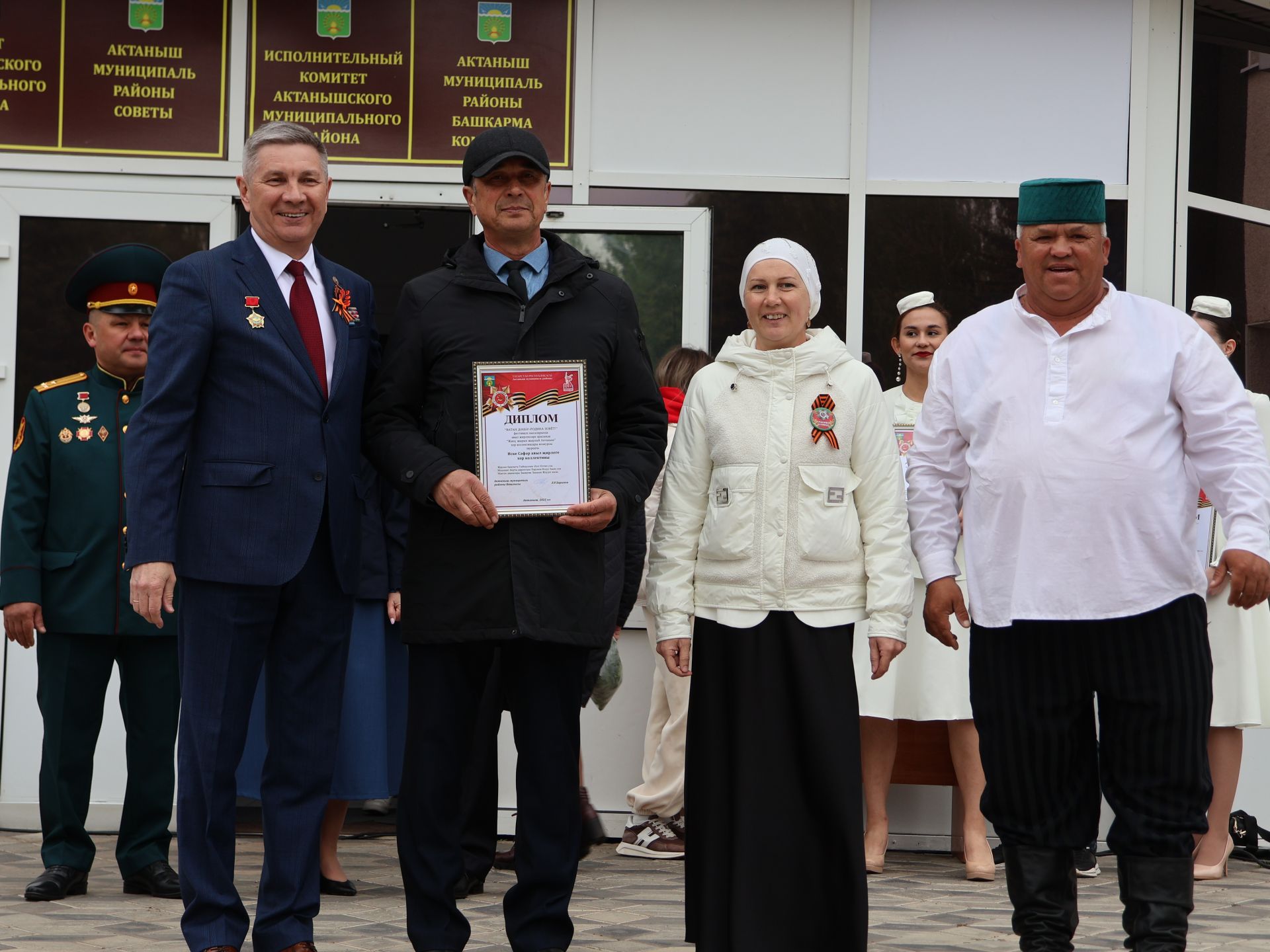 Җиңү килде җирне нурга күмеп, Шатлык белән күзне чылатып!
