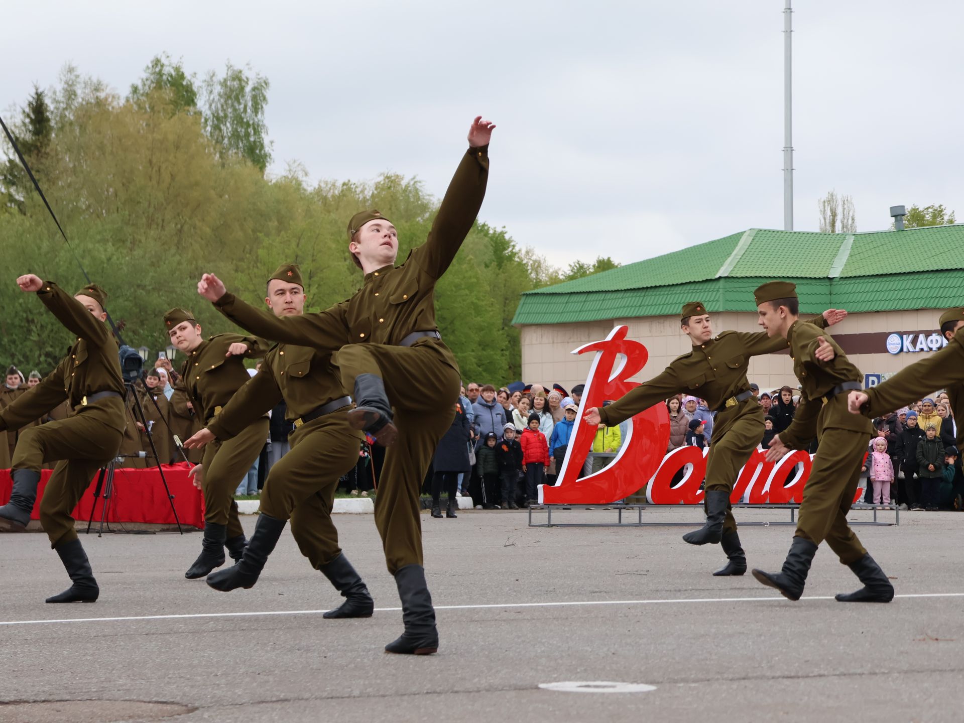 Җиңү килде җирне нурга күмеп, Шатлык белән күзне чылатып!