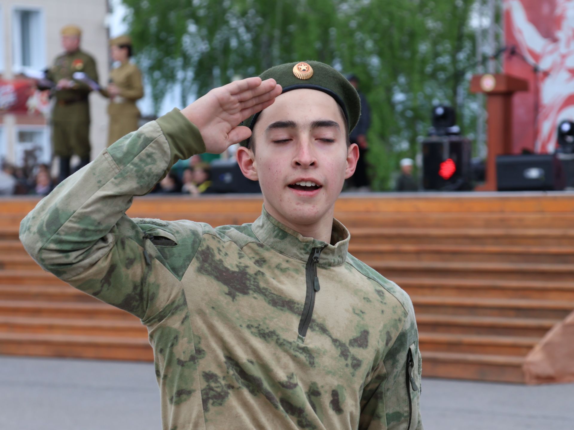 Җиңү килде җирне нурга күмеп, Шатлык белән күзне чылатып!