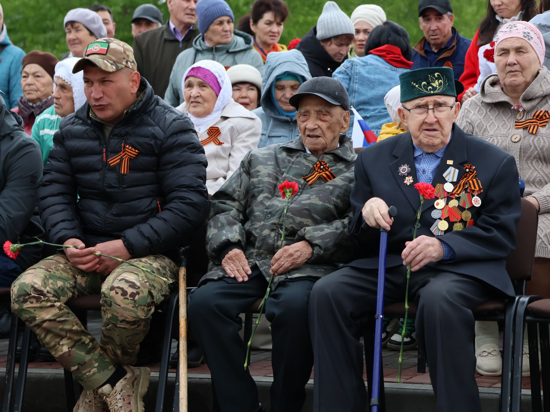 Җиңү килде җирне нурга күмеп, Шатлык белән күзне чылатып!