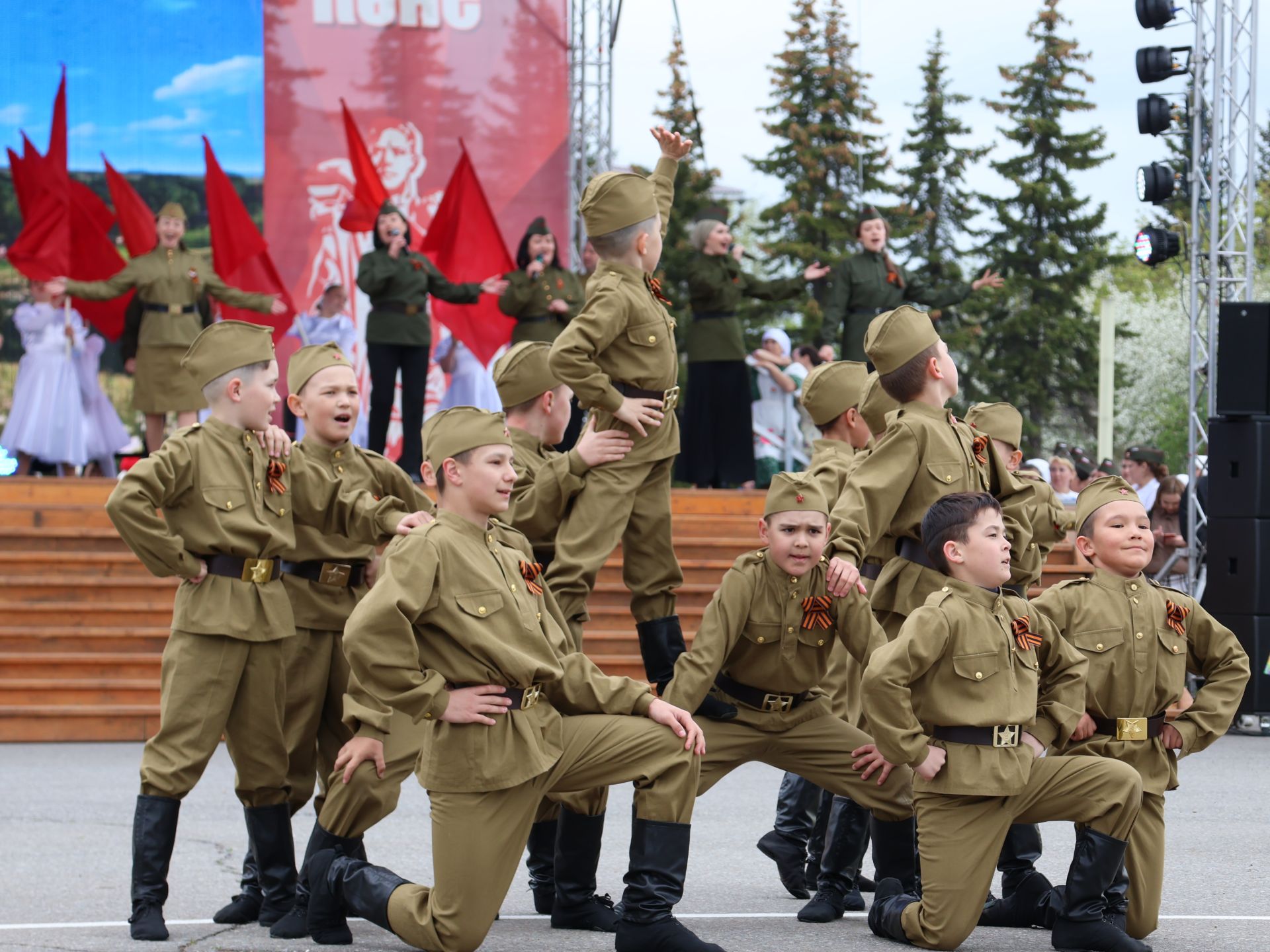 Җиңү килде җирне нурга күмеп, Шатлык белән күзне чылатып!