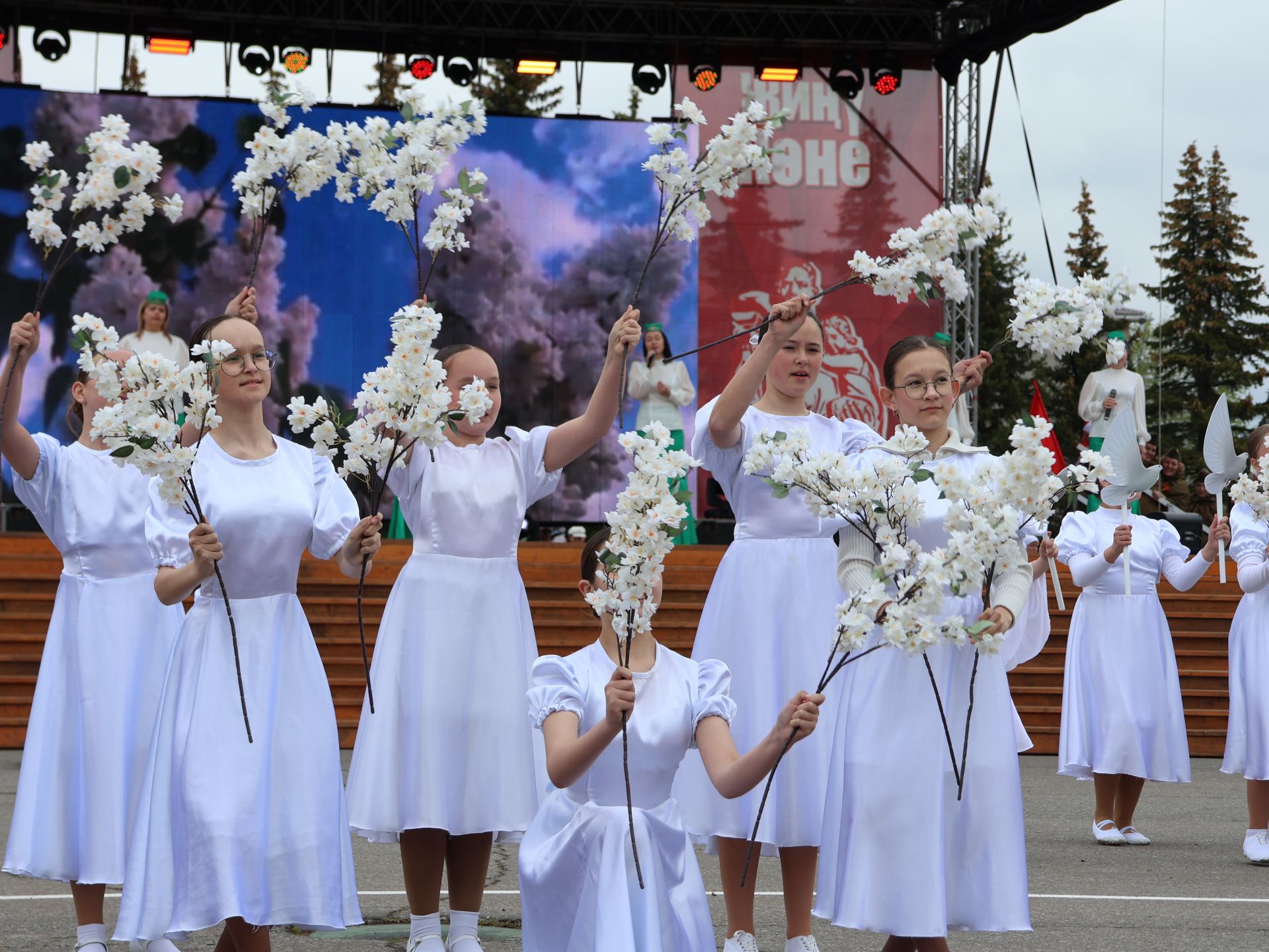 Җиңү килде җирне нурга күмеп, Шатлык белән күзне чылатып!