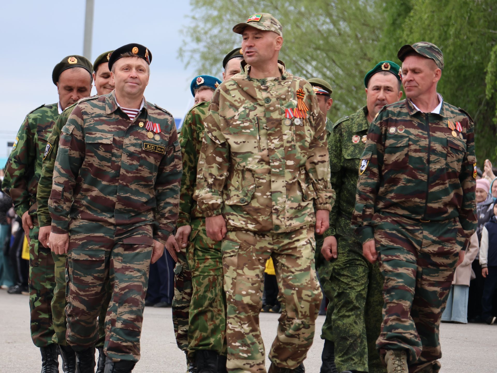 Җиңү килде җирне нурга күмеп, Шатлык белән күзне чылатып!