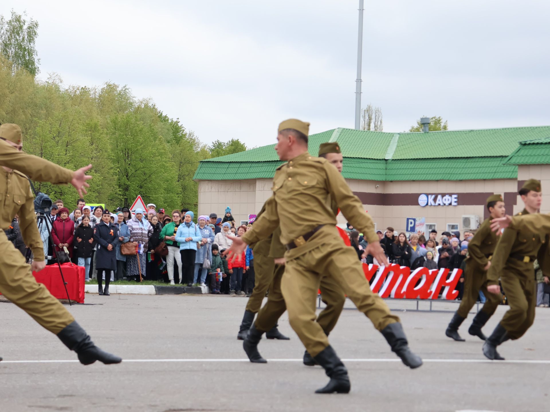 Җиңү килде җирне нурга күмеп, Шатлык белән күзне чылатып!