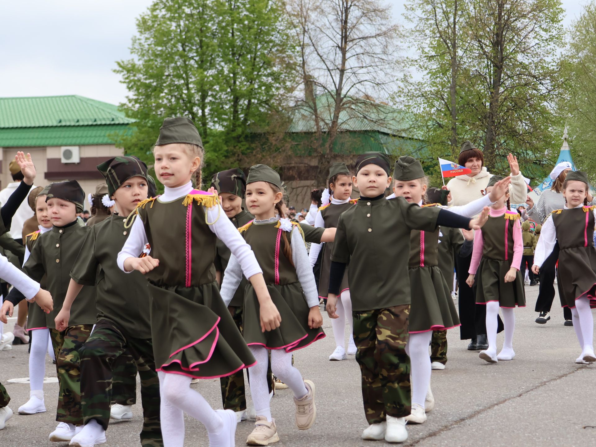 Җиңү килде җирне нурга күмеп, Шатлык белән күзне чылатып!