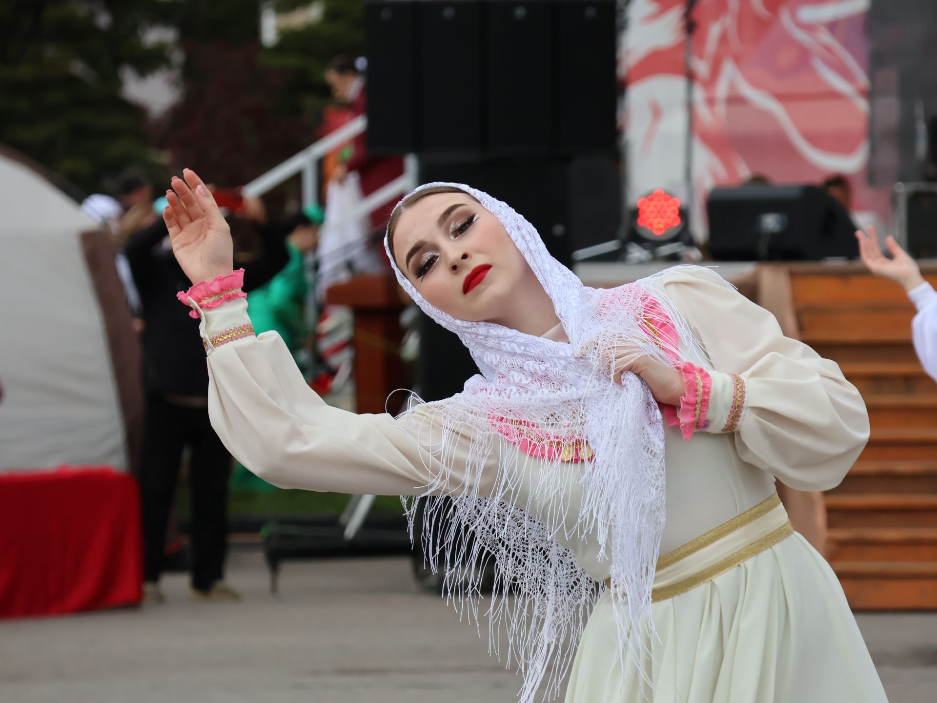 Җиңү килде җирне нурга күмеп, Шатлык белән күзне чылатып!