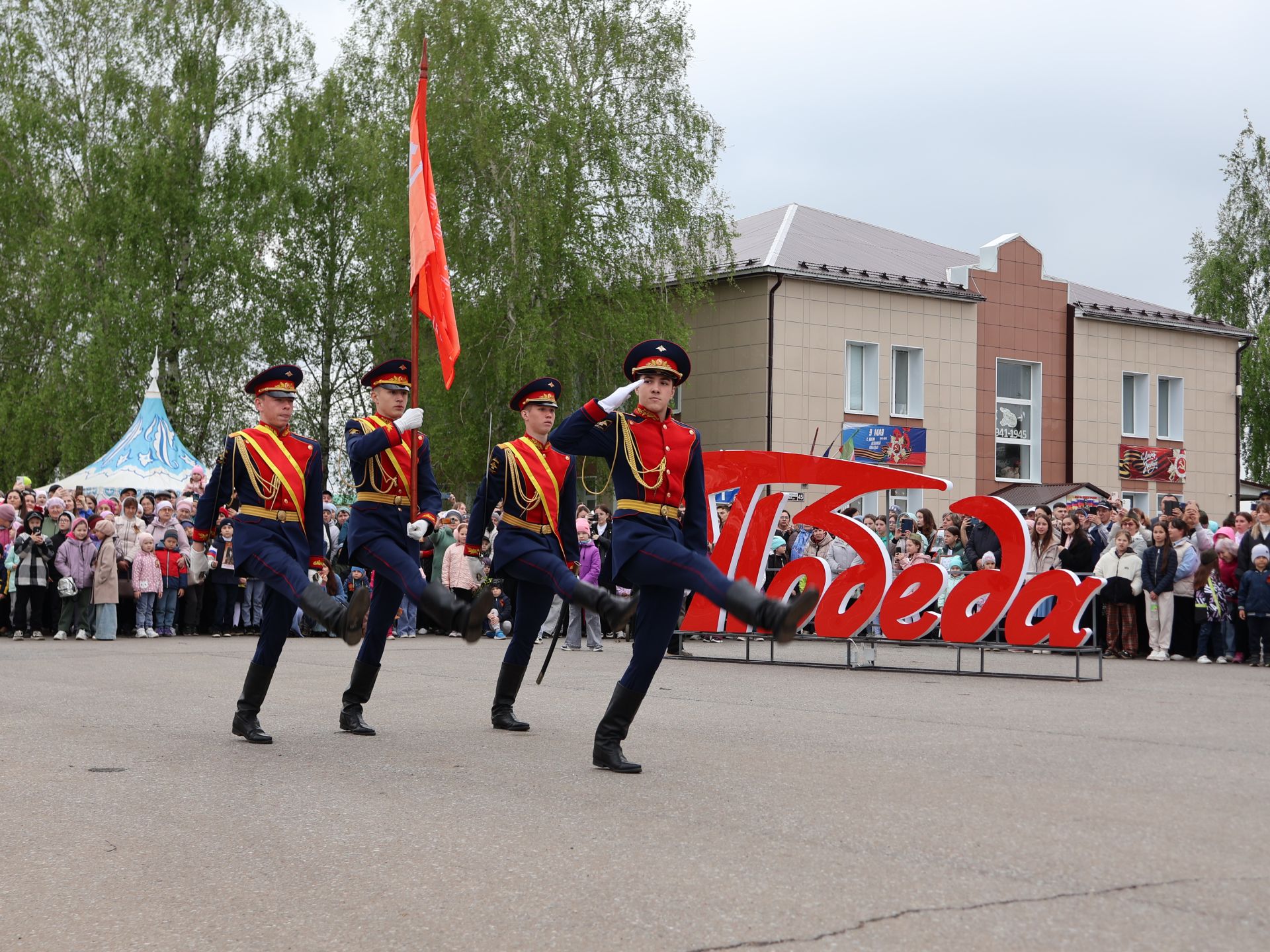 Җиңү килде җирне нурга күмеп, Шатлык белән күзне чылатып!