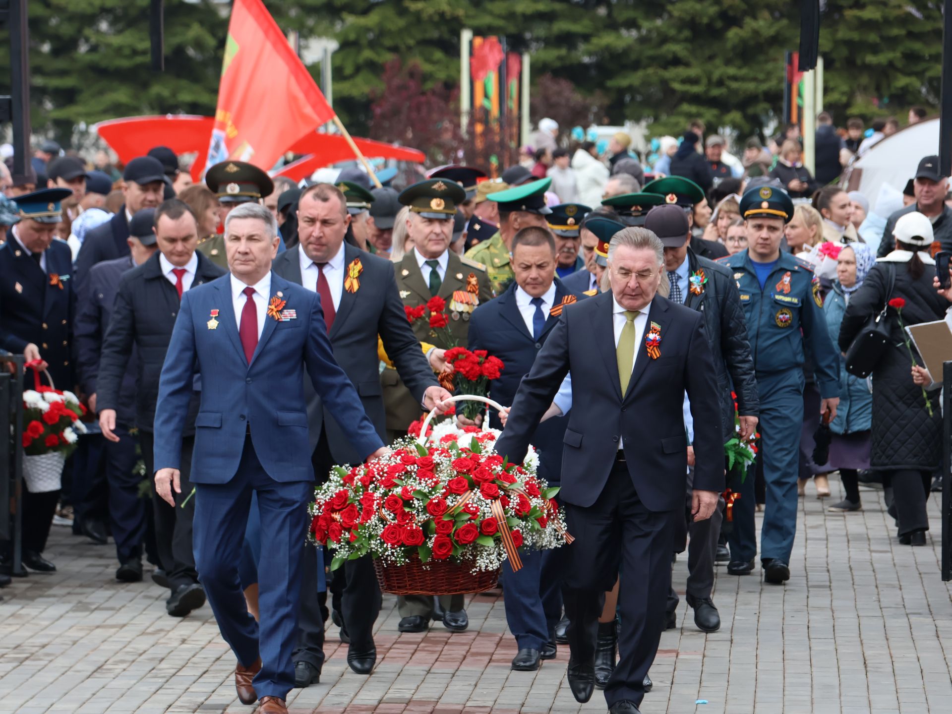 Җиңү килде җирне нурга күмеп, Шатлык белән күзне чылатып!