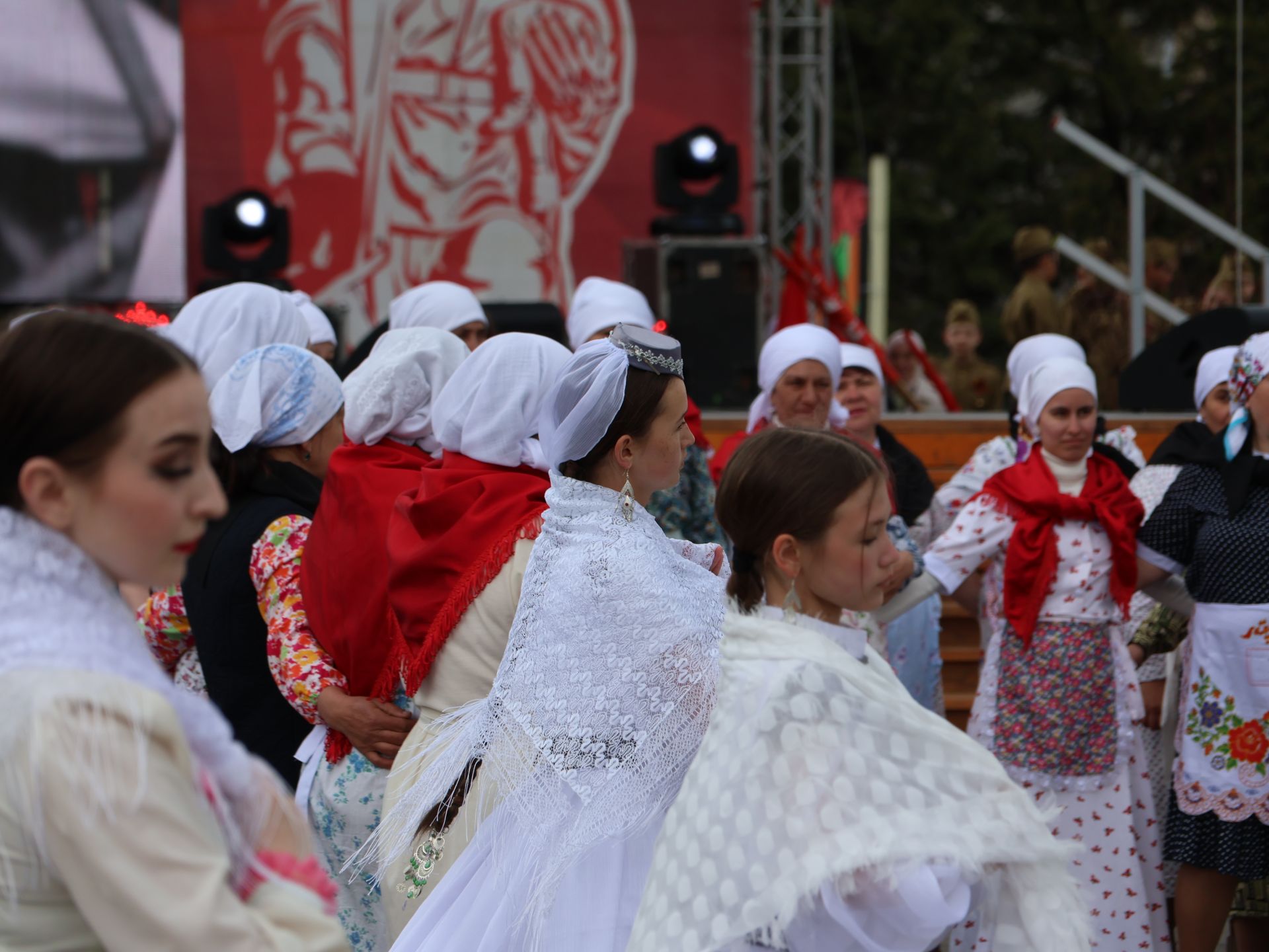 Җиңү килде җирне нурга күмеп, Шатлык белән күзне чылатып!