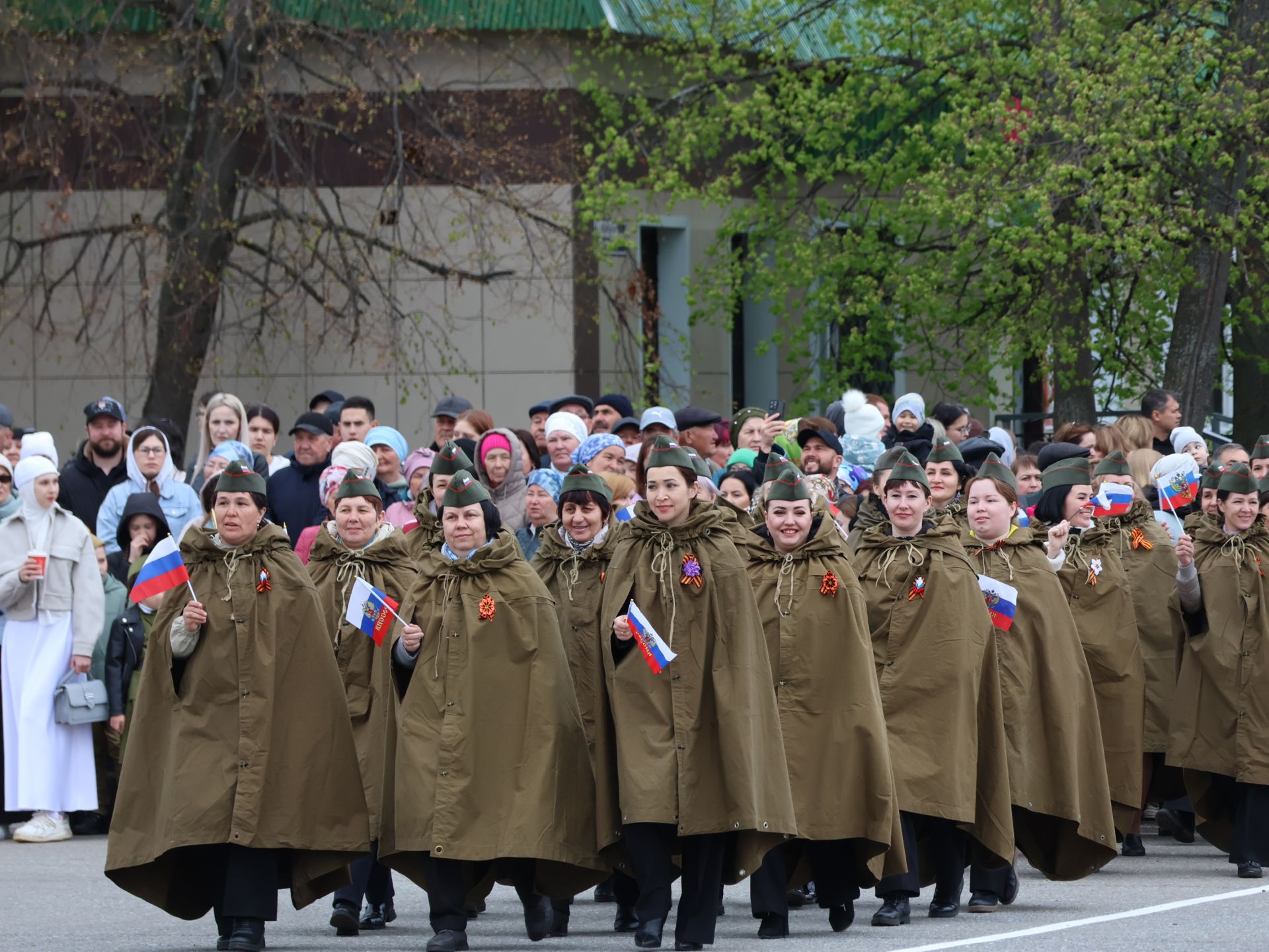 Җиңү килде җирне нурга күмеп, Шатлык белән күзне чылатып!
