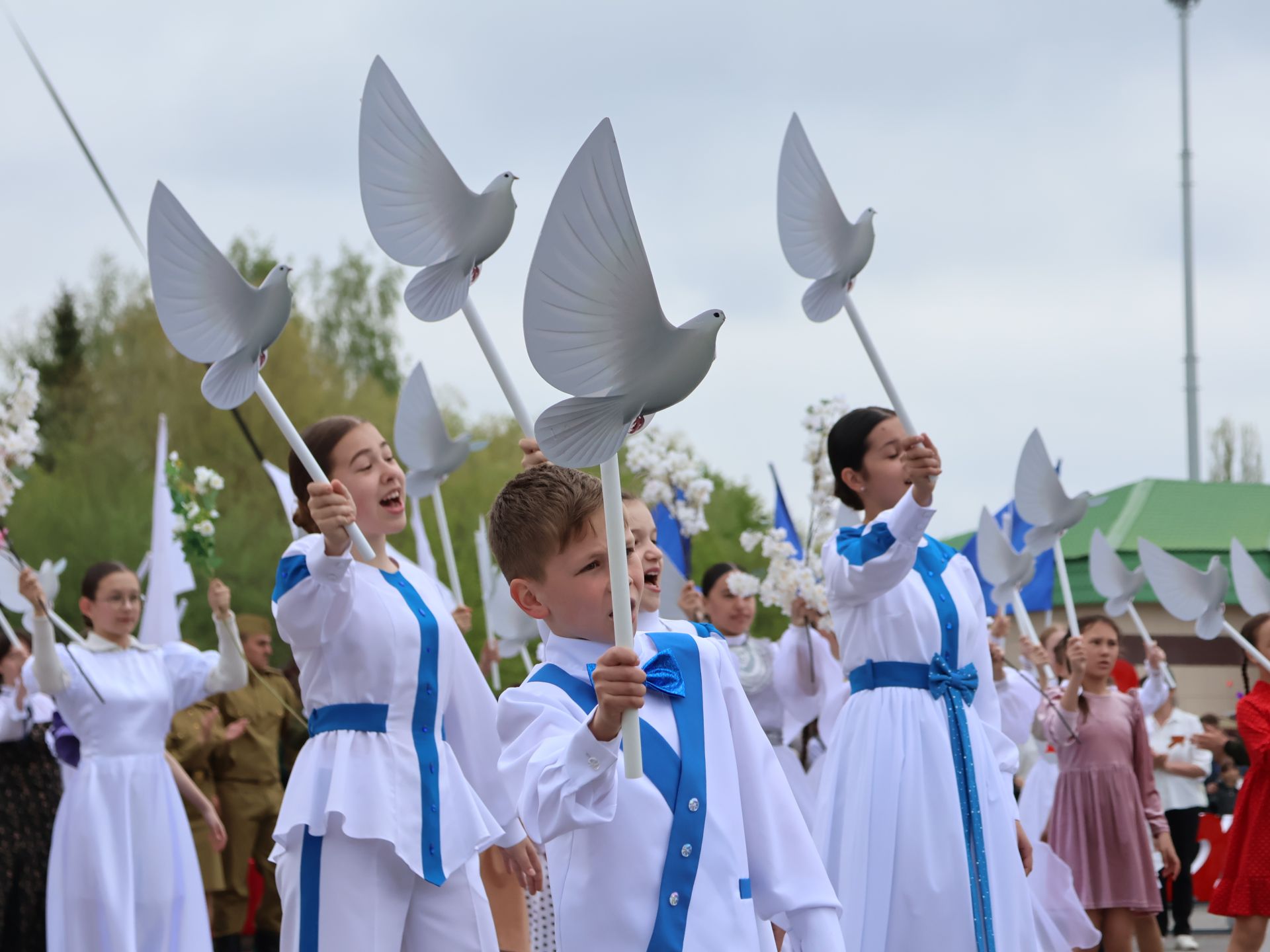 Җиңү килде җирне нурга күмеп, Шатлык белән күзне чылатып!