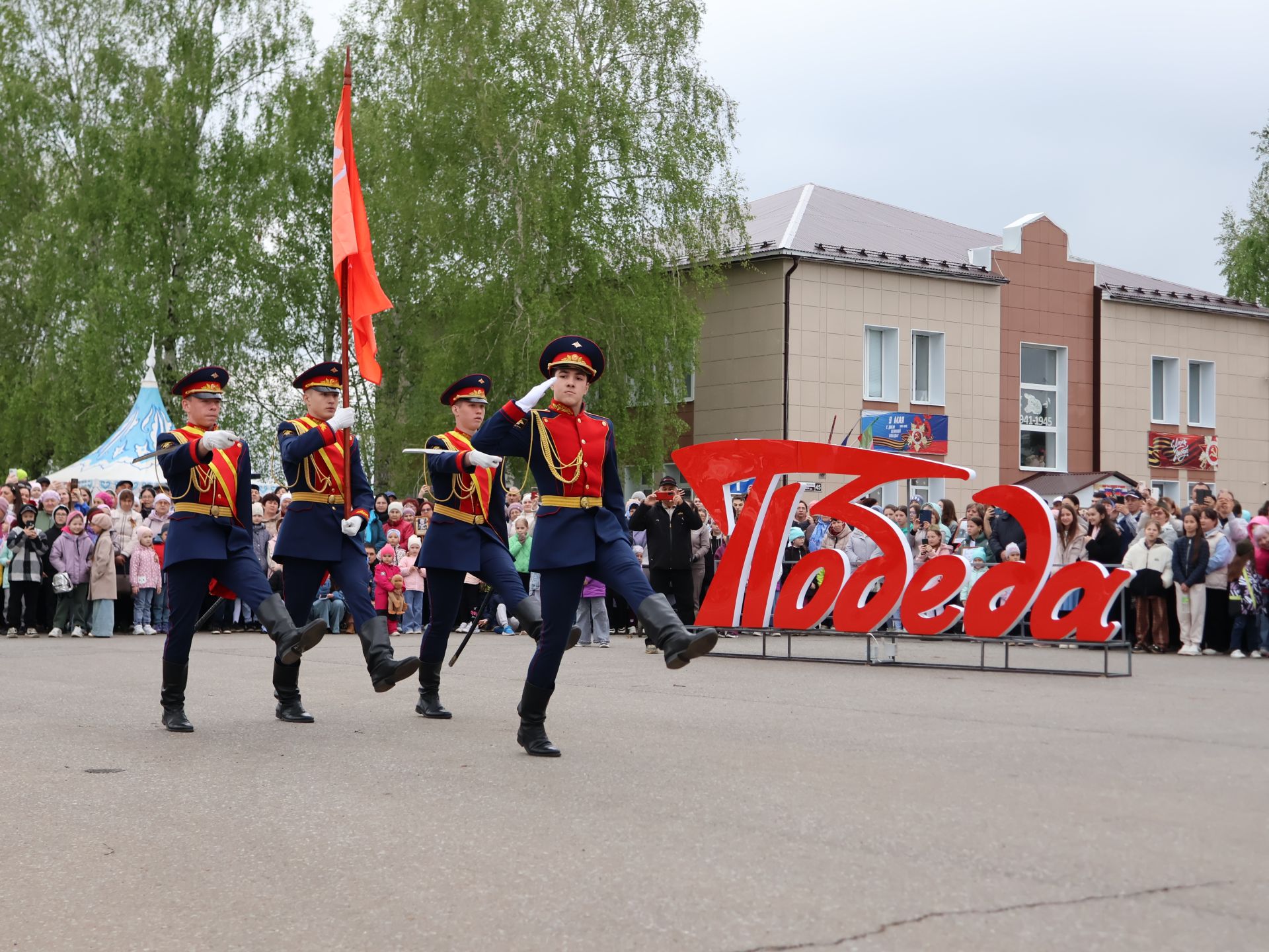 Җиңү килде җирне нурга күмеп, Шатлык белән күзне чылатып!