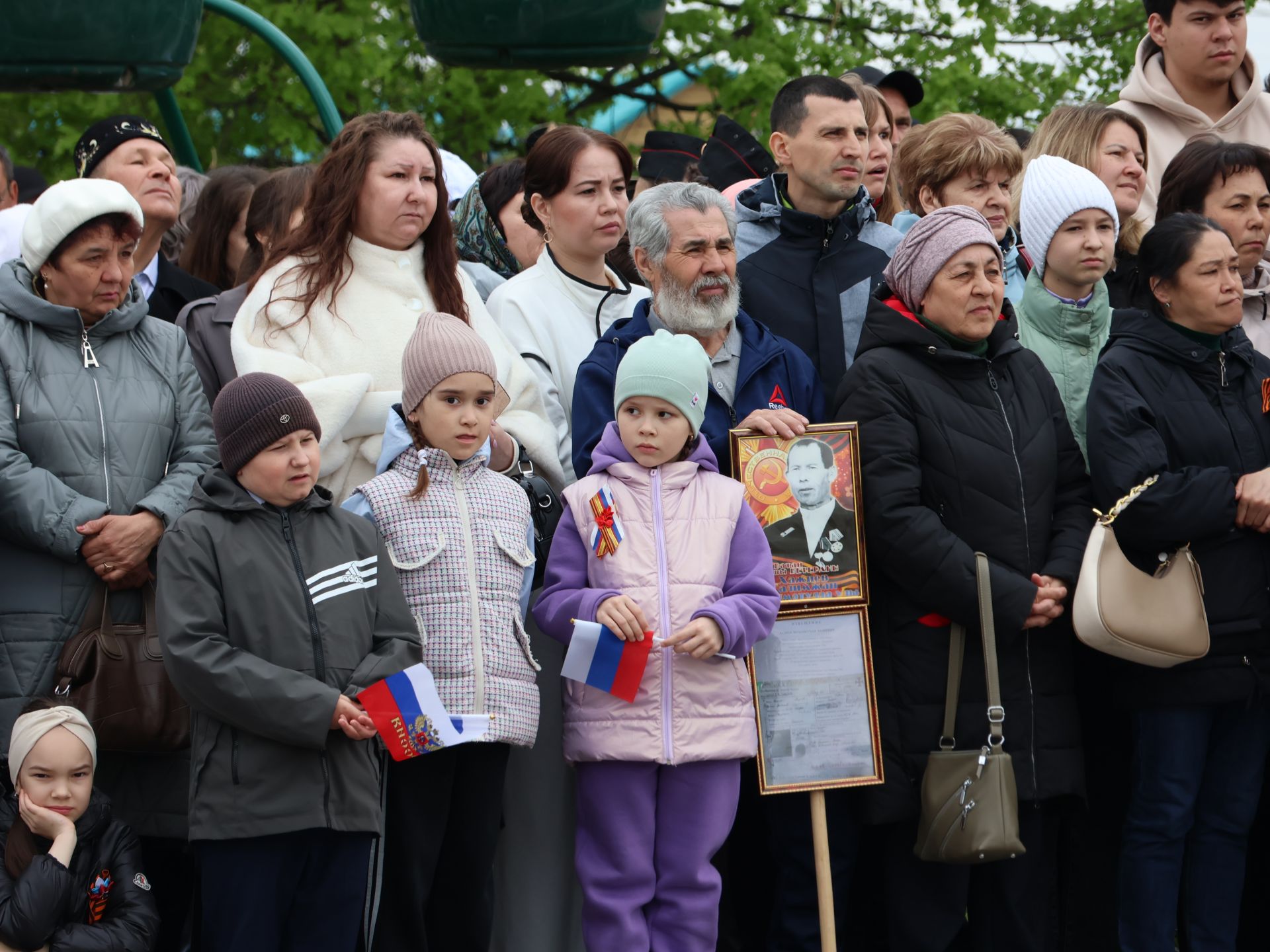 Җиңү килде җирне нурга күмеп, Шатлык белән күзне чылатып!