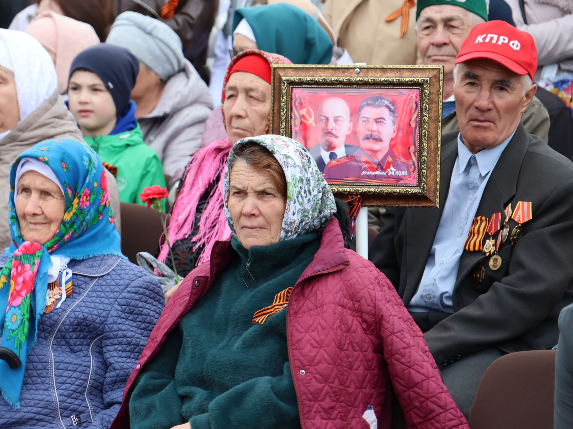 Җиңү килде җирне нурга күмеп, Шатлык белән күзне чылатып!