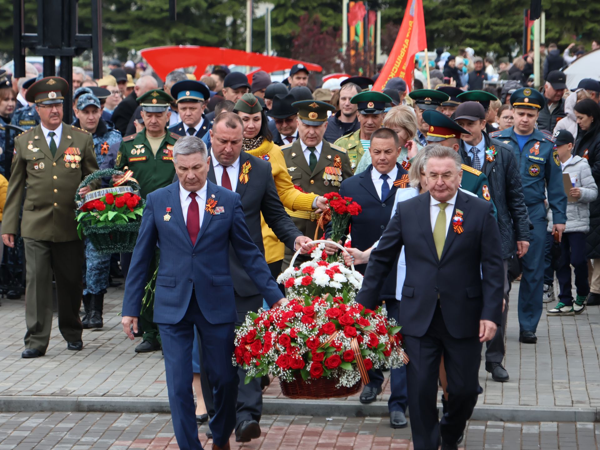 Җиңү килде җирне нурга күмеп, Шатлык белән күзне чылатып!