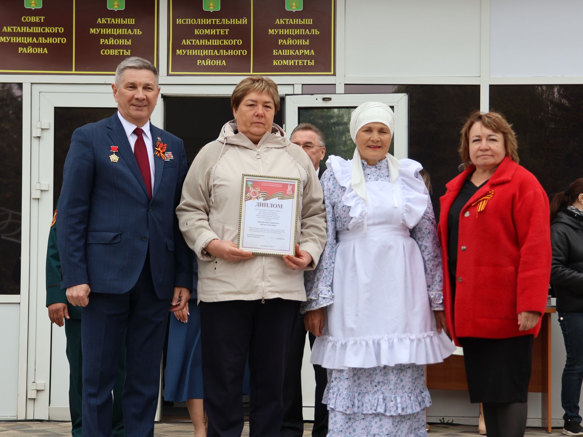 Җиңү килде җирне нурга күмеп, Шатлык белән күзне чылатып!
