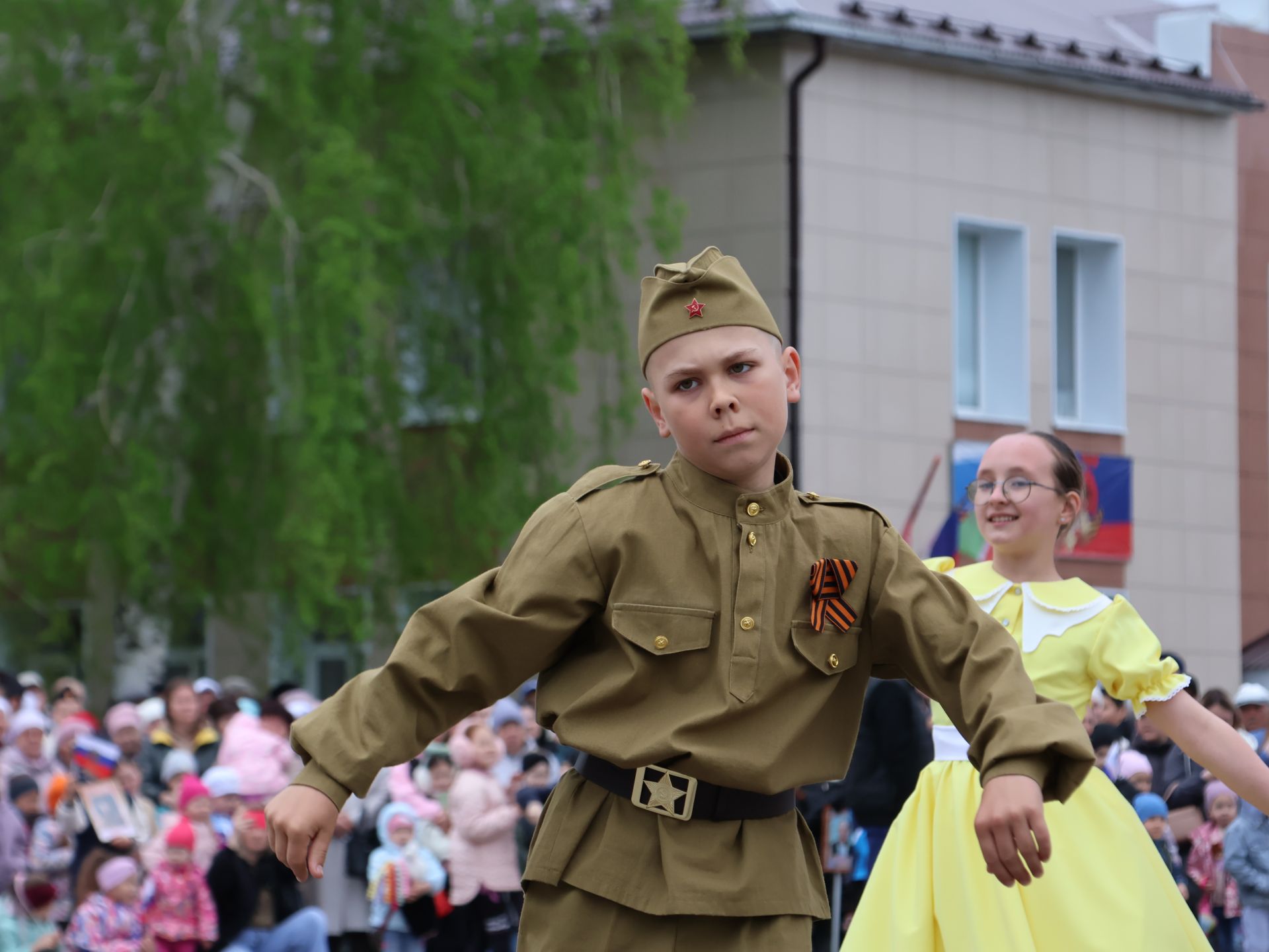 Җиңү килде җирне нурга күмеп, Шатлык белән күзне чылатып!
