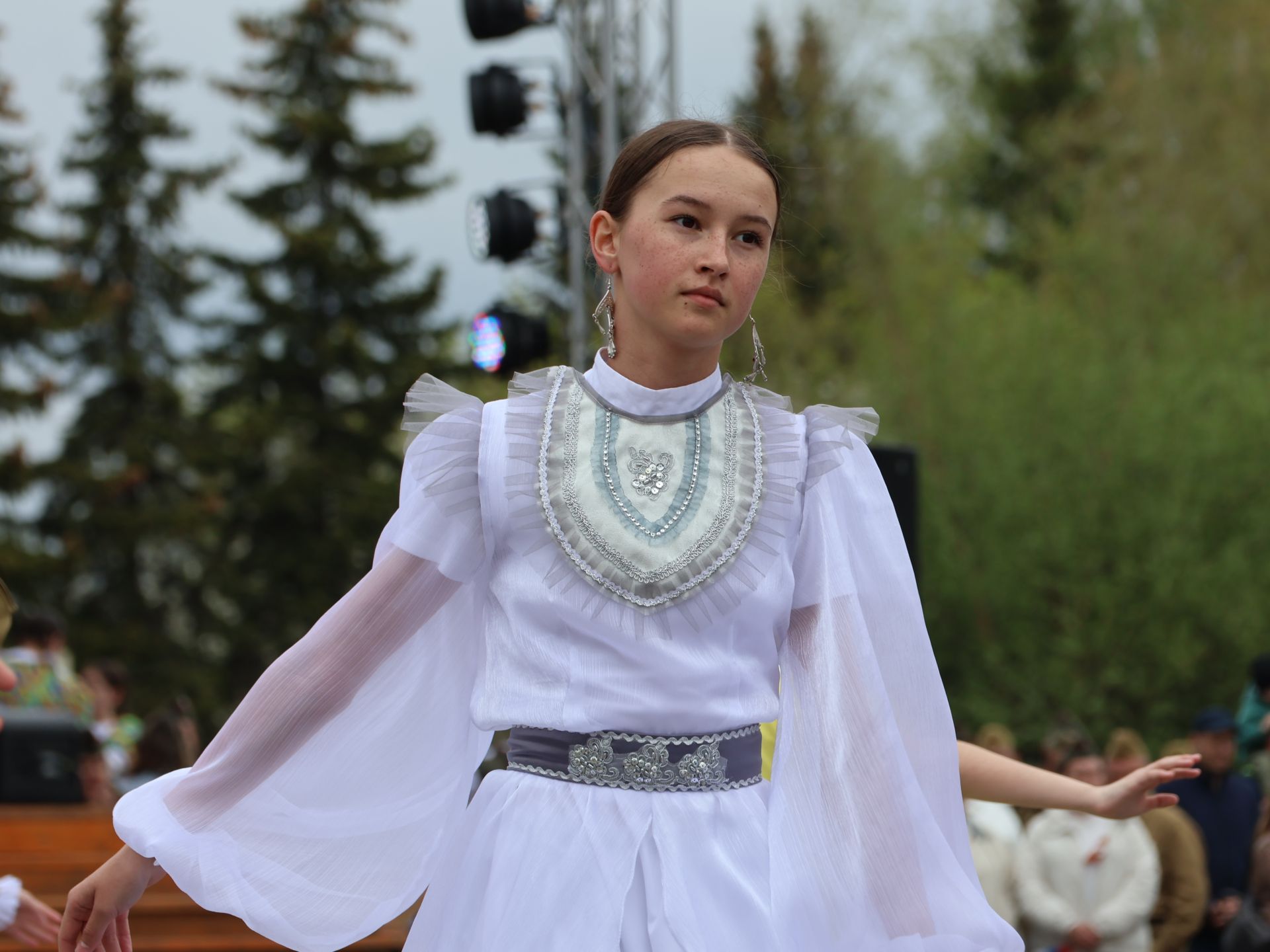 Җиңү килде җирне нурга күмеп, Шатлык белән күзне чылатып!