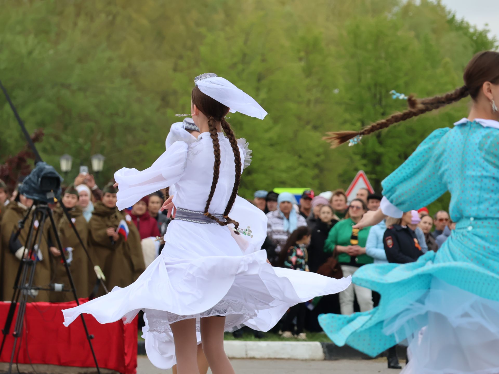 Җиңү килде җирне нурга күмеп, Шатлык белән күзне чылатып!
