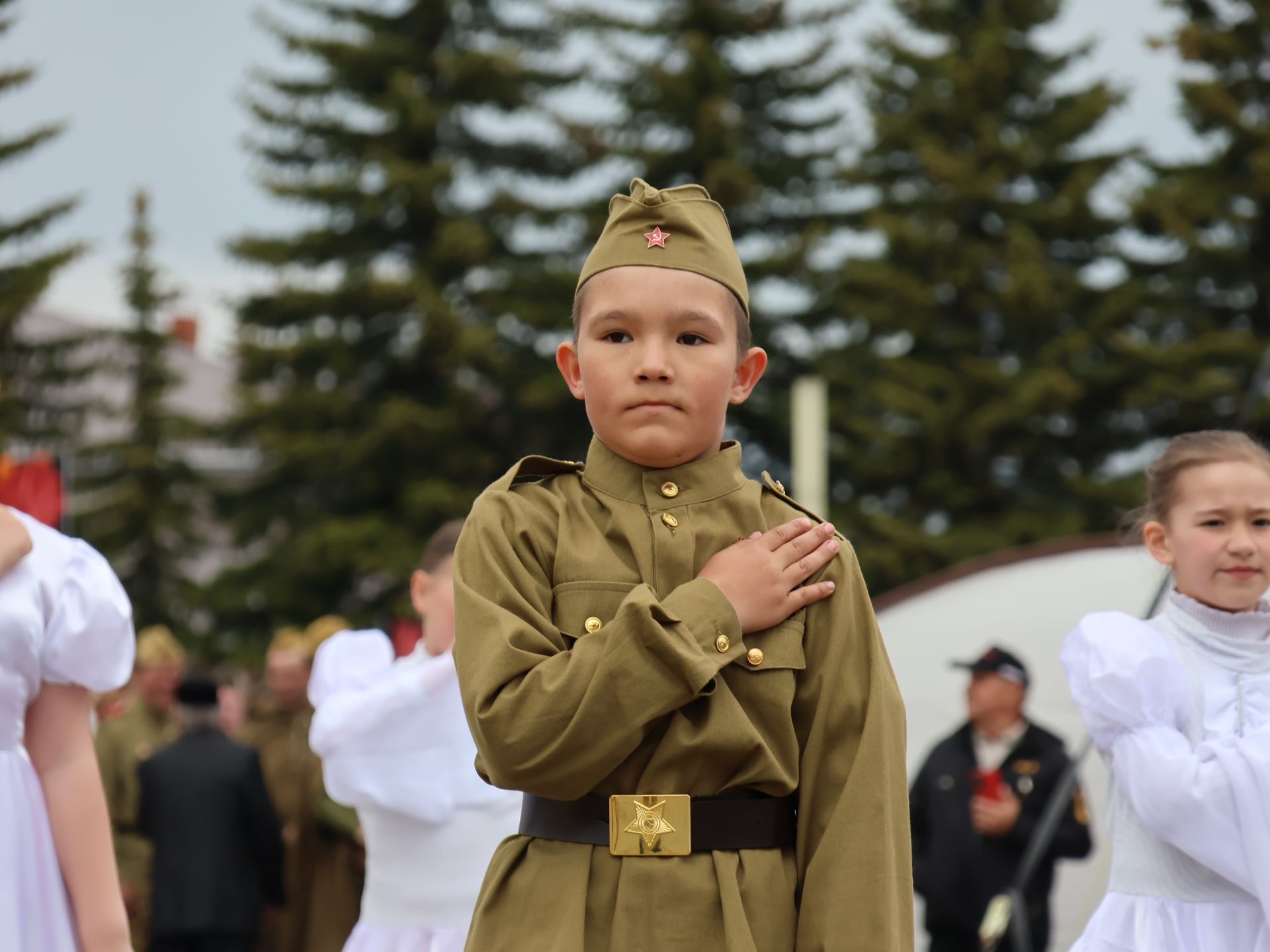 Җиңү килде җирне нурга күмеп, Шатлык белән күзне чылатып!