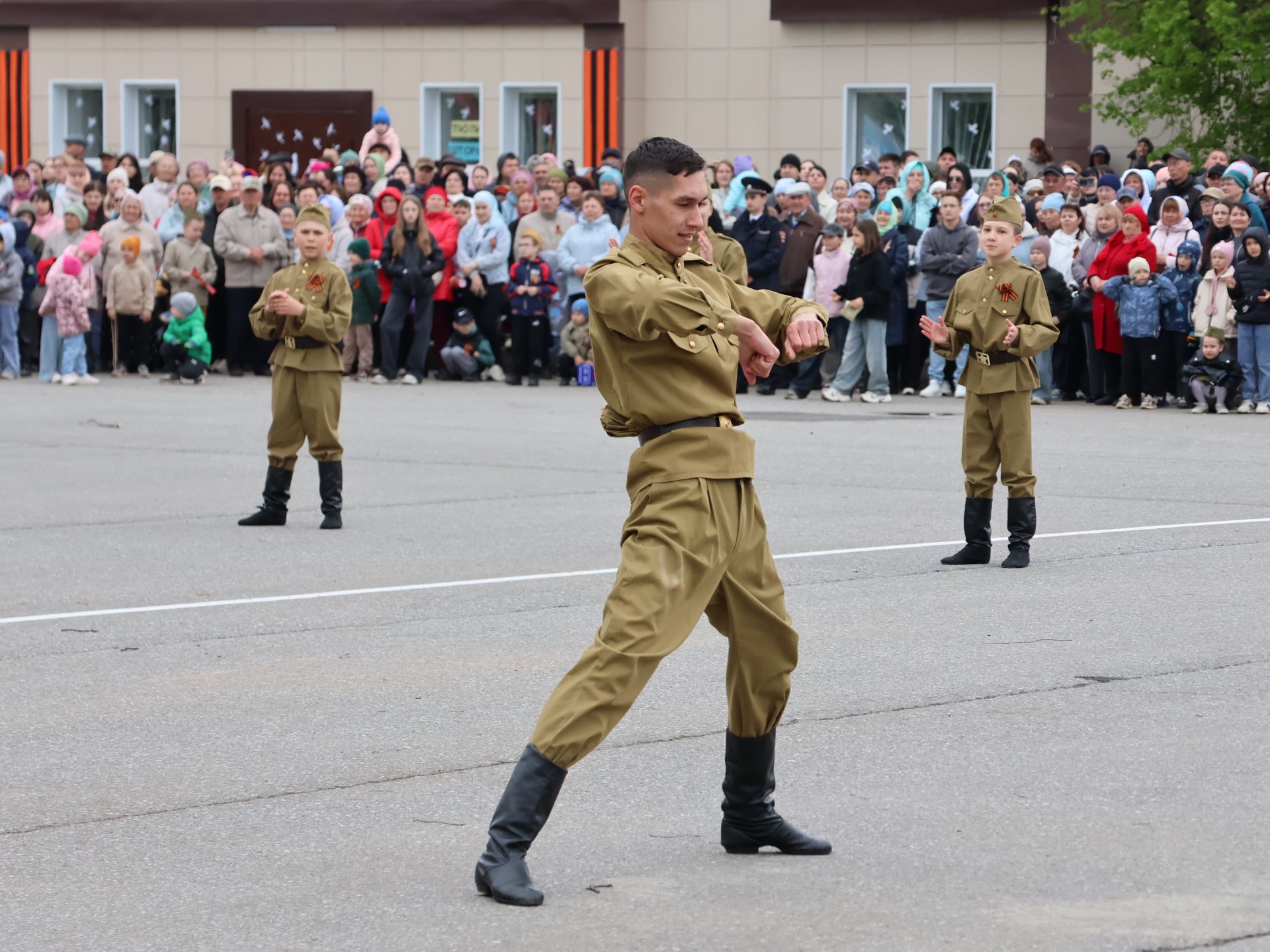 Җиңү килде җирне нурга күмеп, Шатлык белән күзне чылатып!