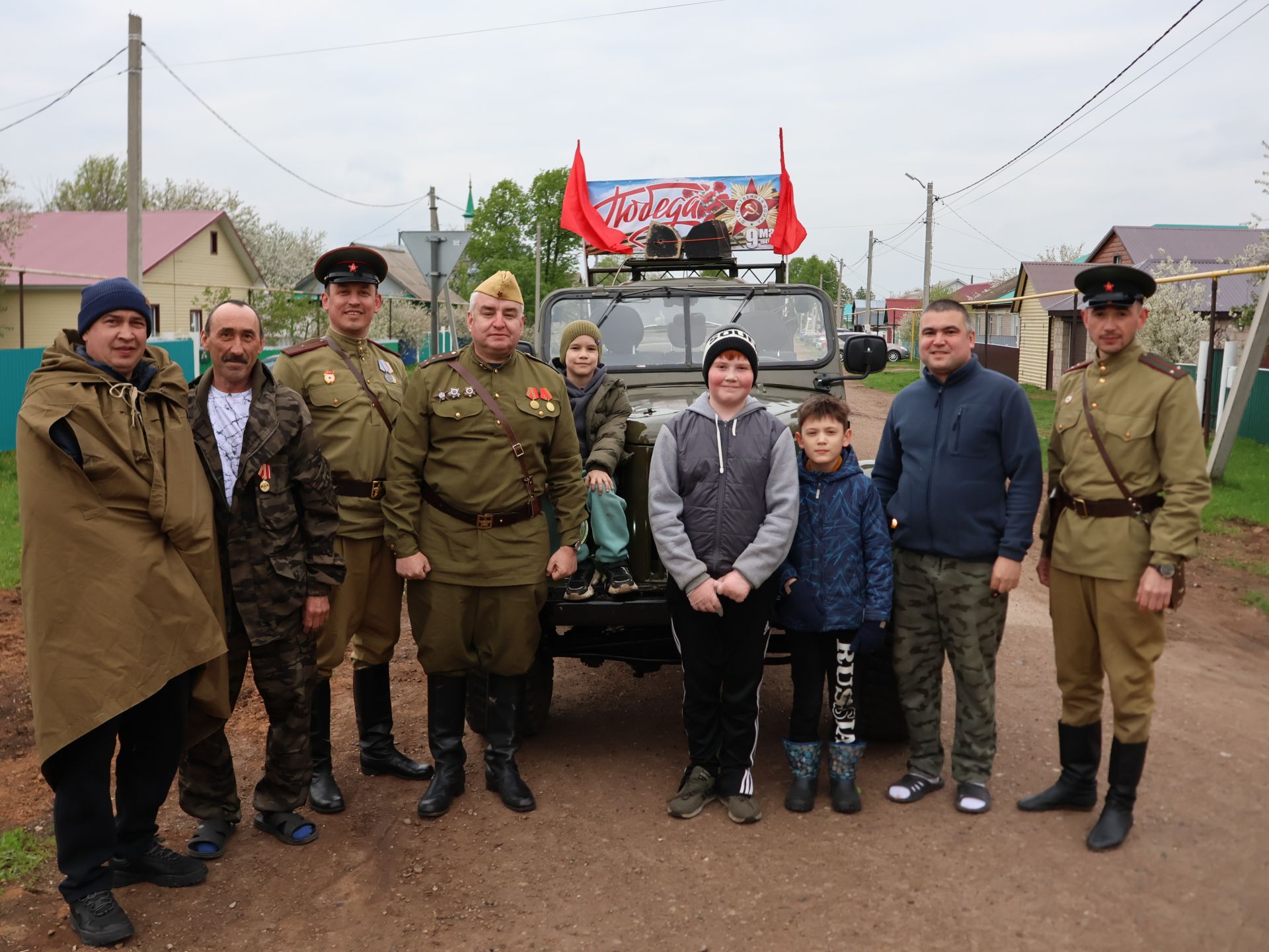 Җиңү килде җирне нурга күмеп, Шатлык белән күзне чылатып!