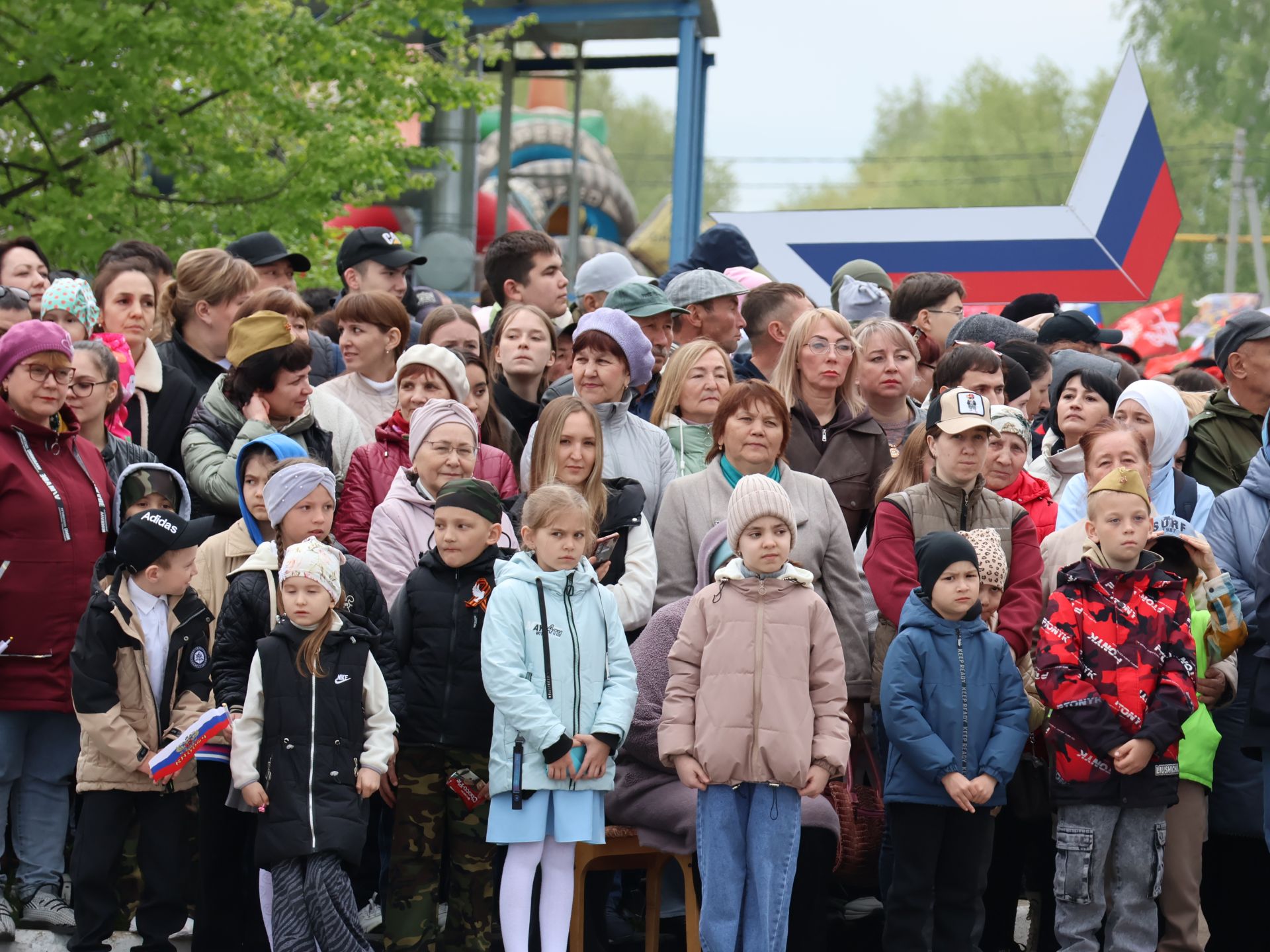 Җиңү килде җирне нурга күмеп, Шатлык белән күзне чылатып!