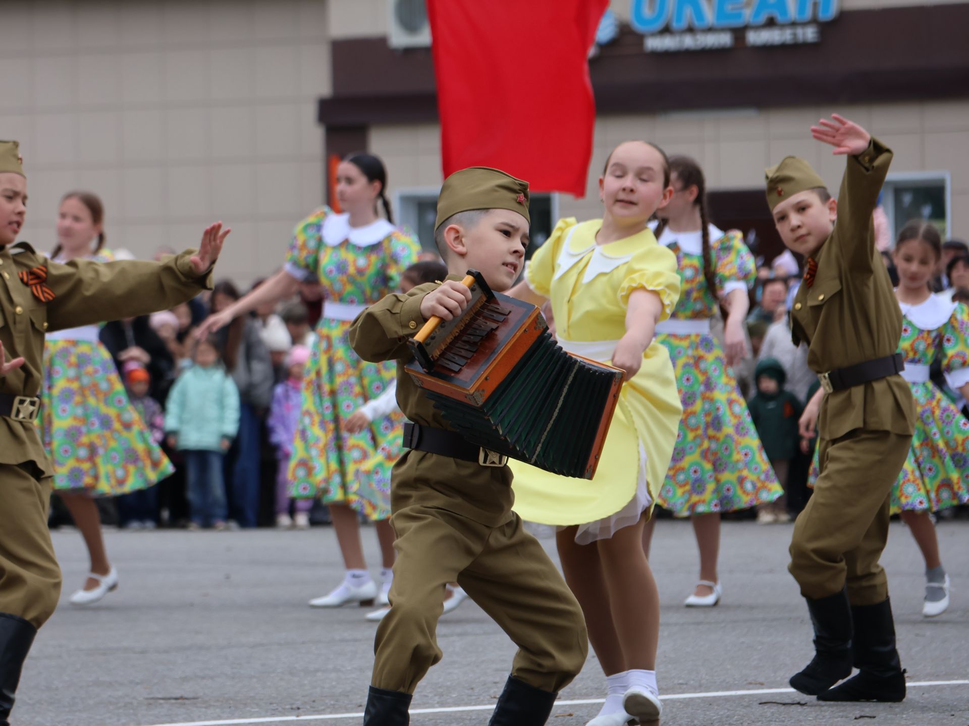 Җиңү килде җирне нурга күмеп, Шатлык белән күзне чылатып!