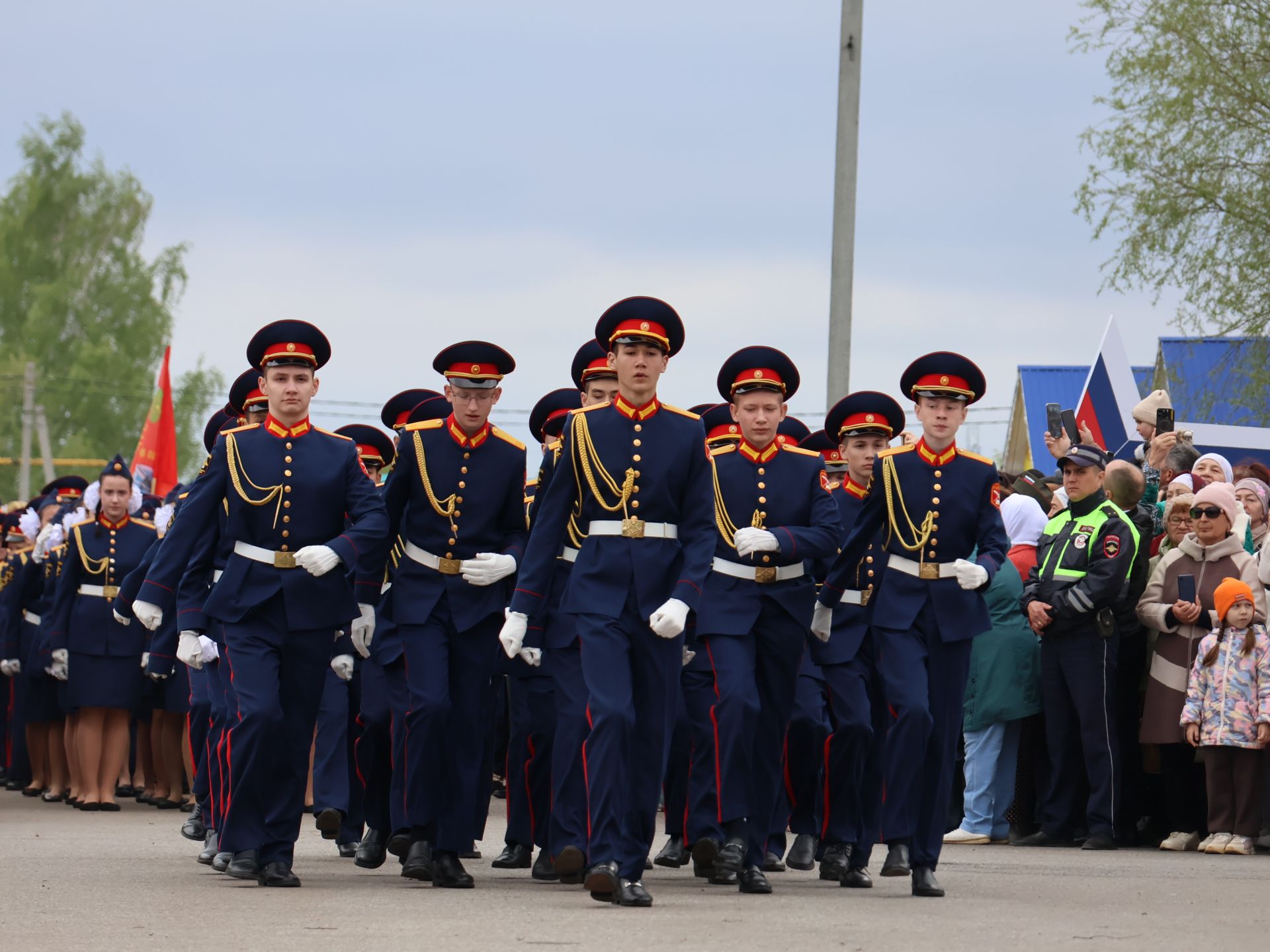 Җиңү килде җирне нурга күмеп, Шатлык белән күзне чылатып!