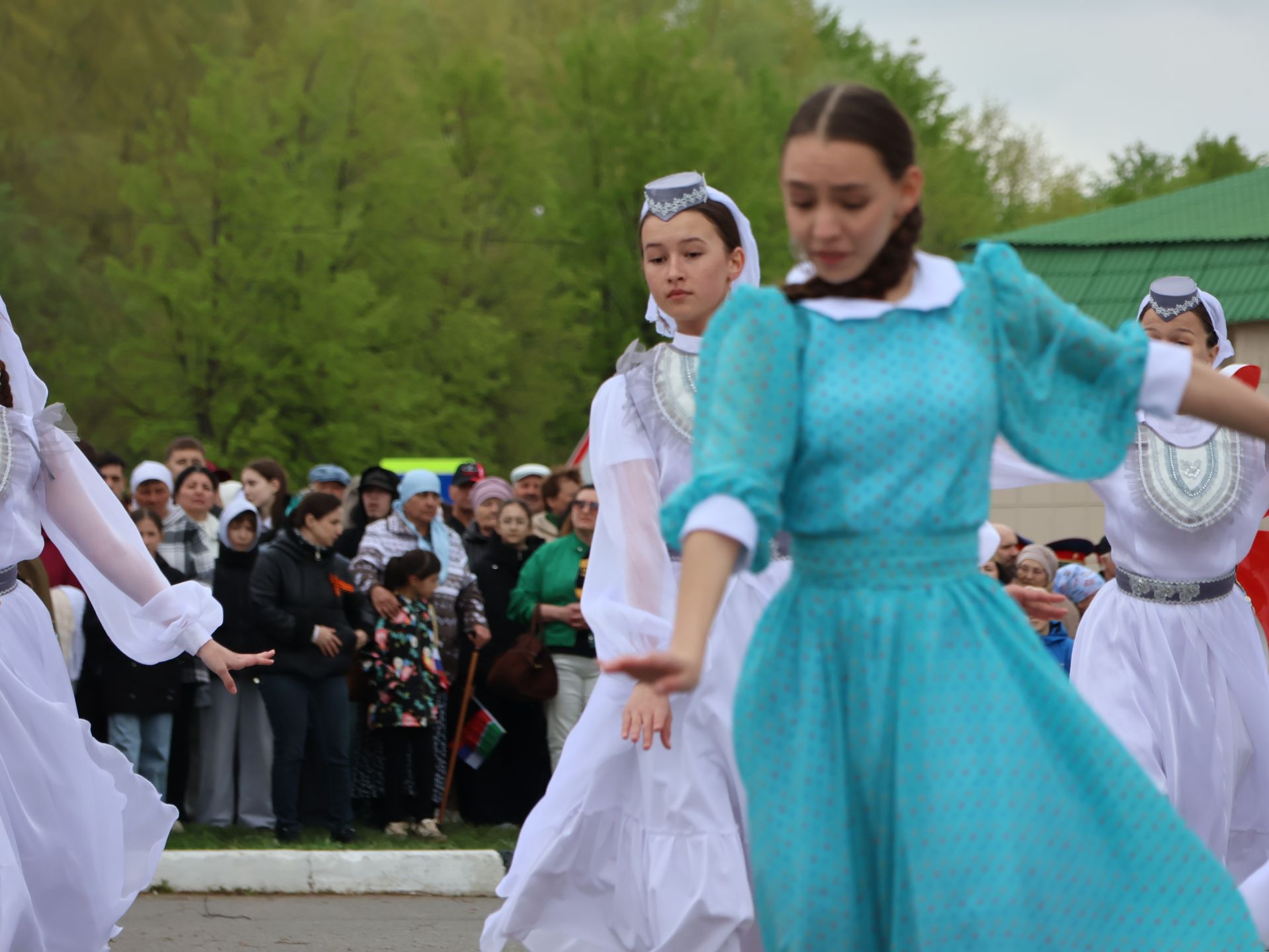 Җиңү килде җирне нурга күмеп, Шатлык белән күзне чылатып!