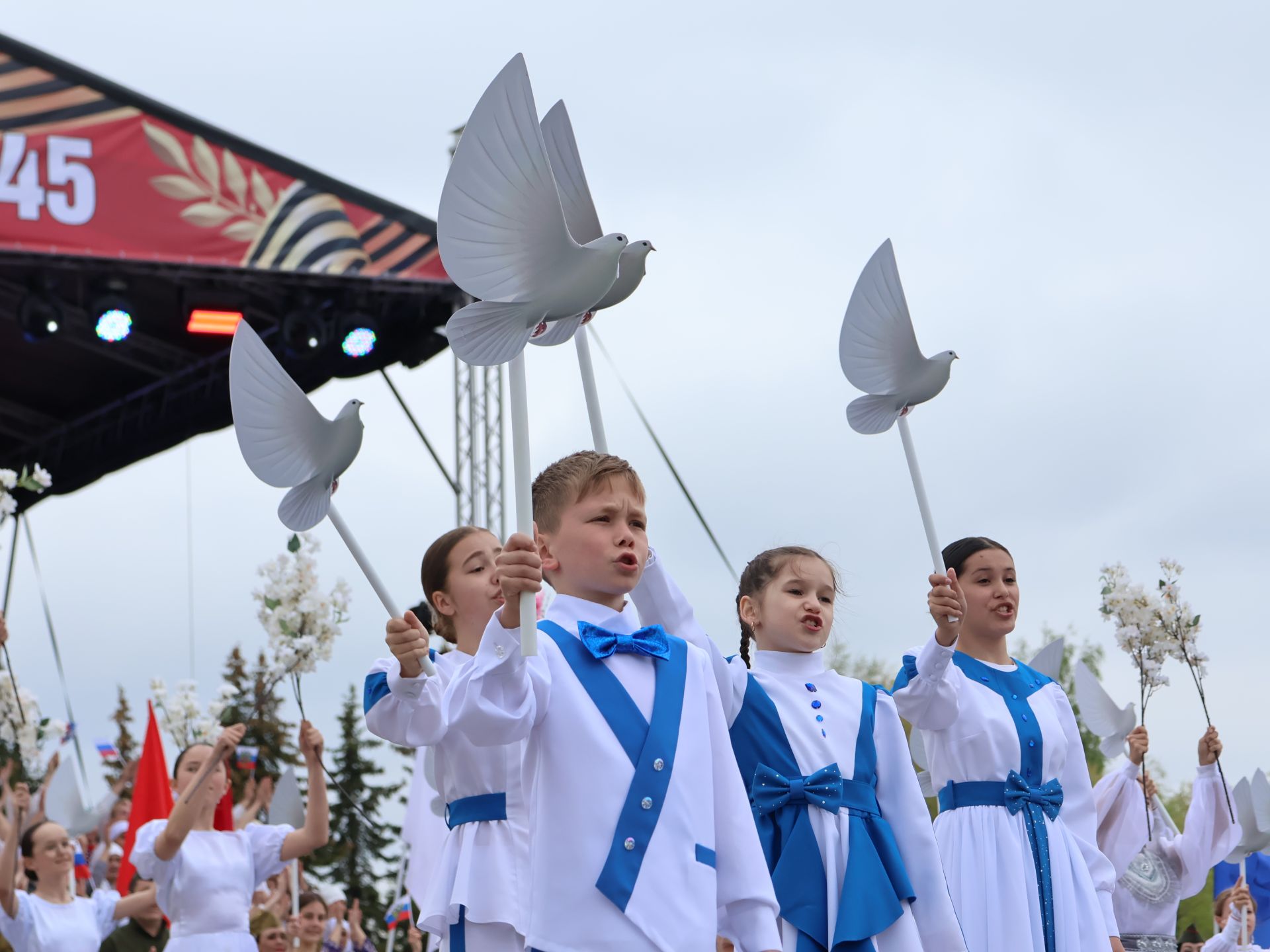 Җиңү килде җирне нурга күмеп, Шатлык белән күзне чылатып!