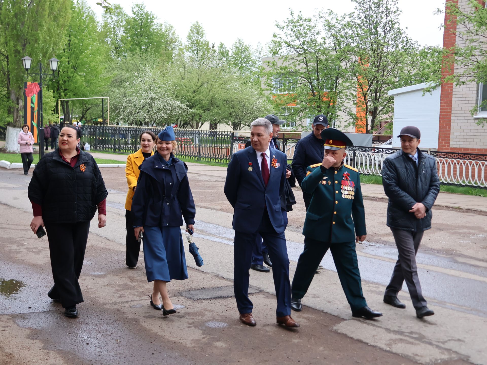 Җиңү килде җирне нурга күмеп, Шатлык белән күзне чылатып!