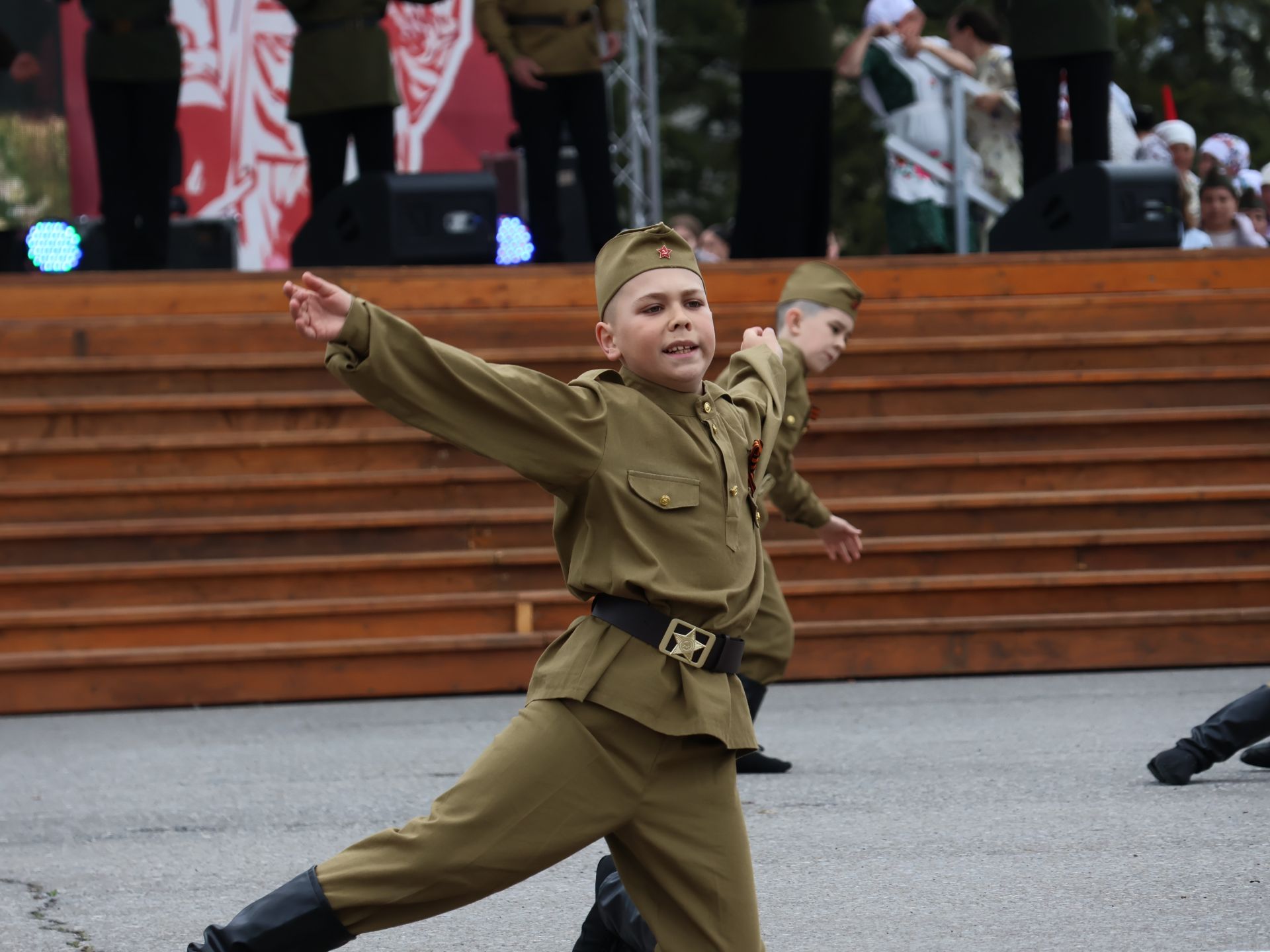 Җиңү килде җирне нурга күмеп, Шатлык белән күзне чылатып!