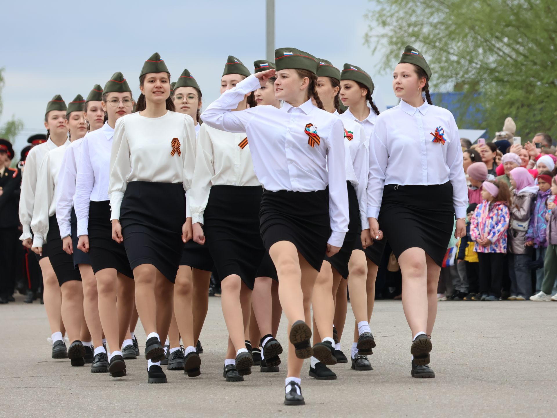 Җиңү килде җирне нурга күмеп, Шатлык белән күзне чылатып!