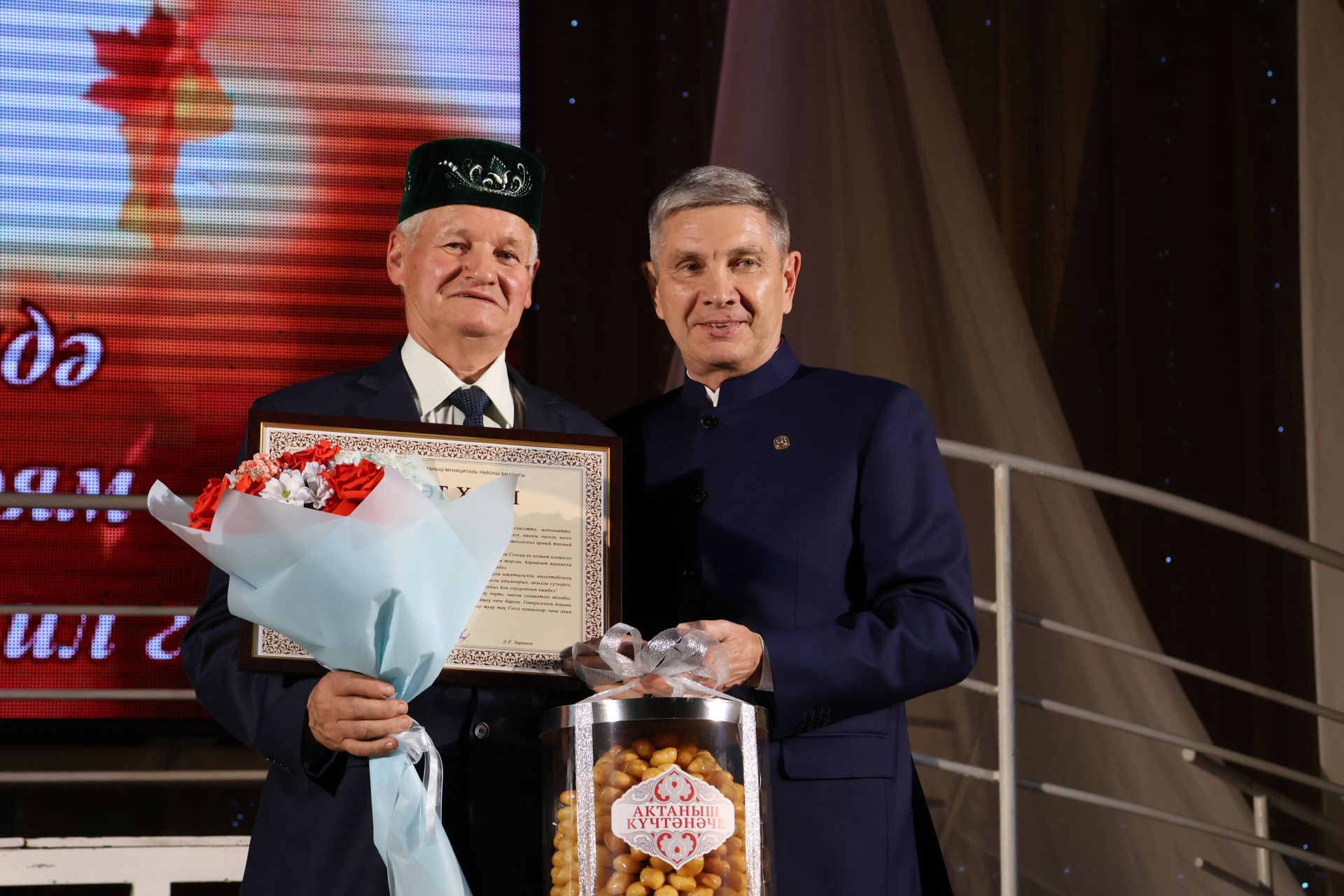 Иҗат, сәнгать һәм дуслык бәйрәме: Фәнәвис Дәүләтбаевны олыладылар (Фотолар)