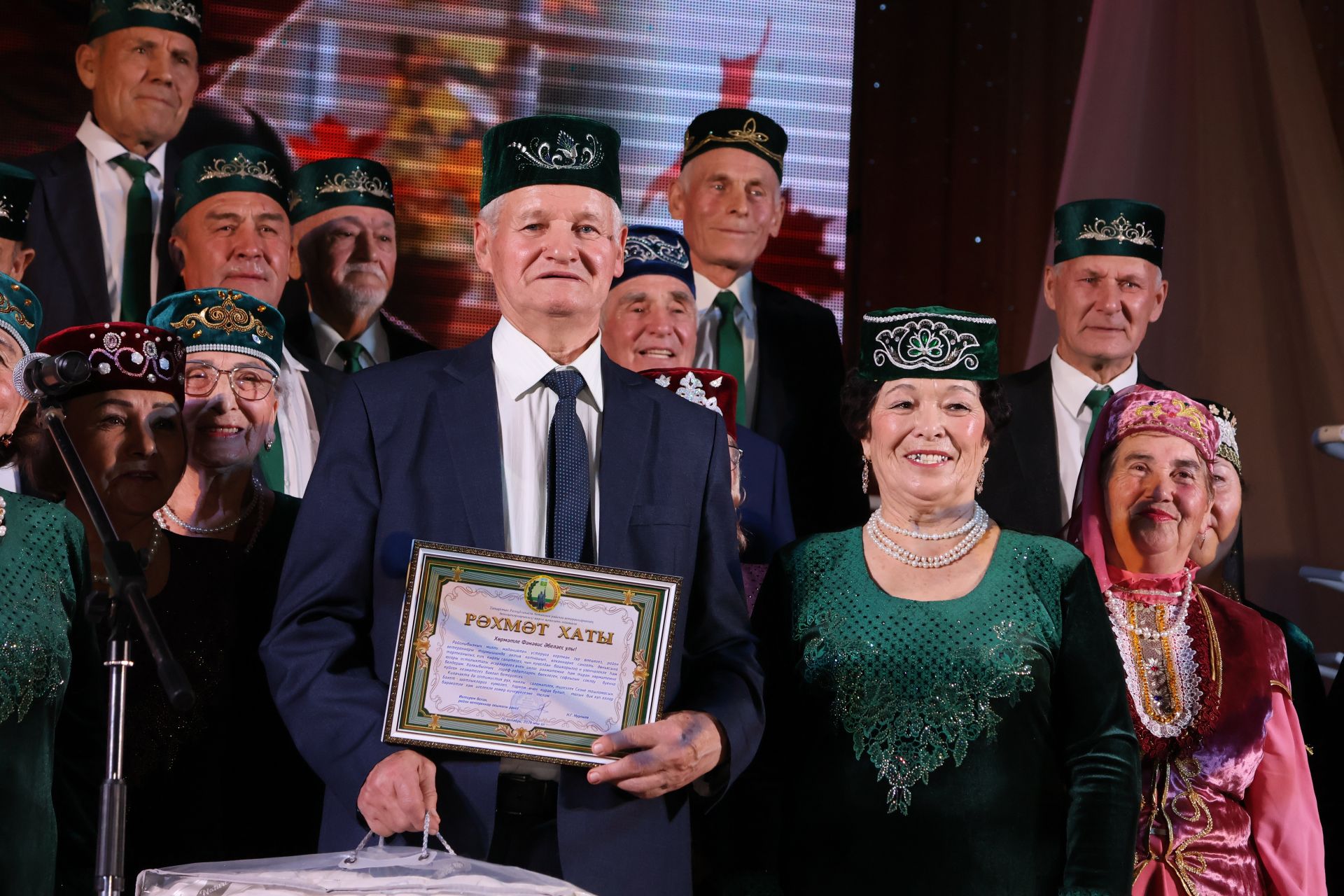 Иҗат, сәнгать һәм дуслык бәйрәме: Фәнәвис Дәүләтбаевны олыладылар (Фотолар)