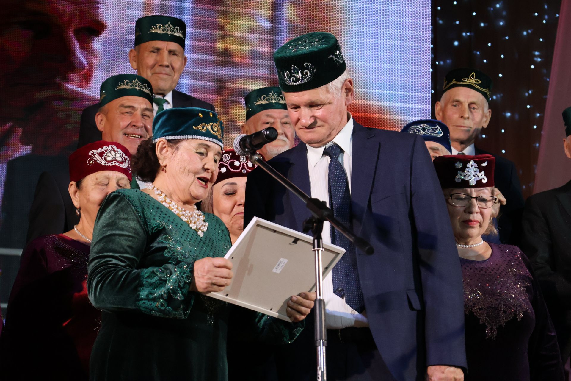 Иҗат, сәнгать һәм дуслык бәйрәме: Фәнәвис Дәүләтбаевны олыладылар (Фотолар)