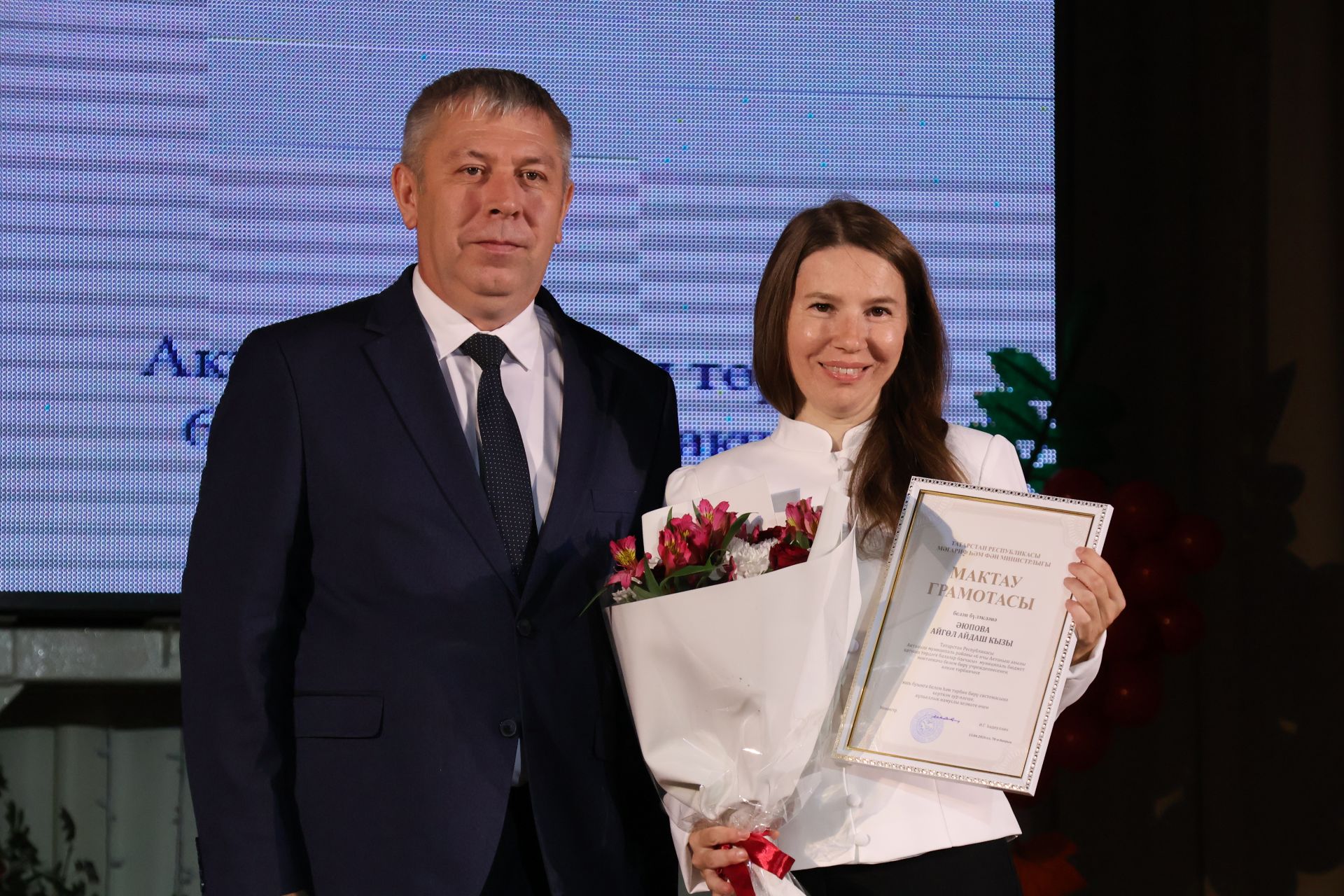 Укытучылар көненә багышланган тантанадан фоторепортаж