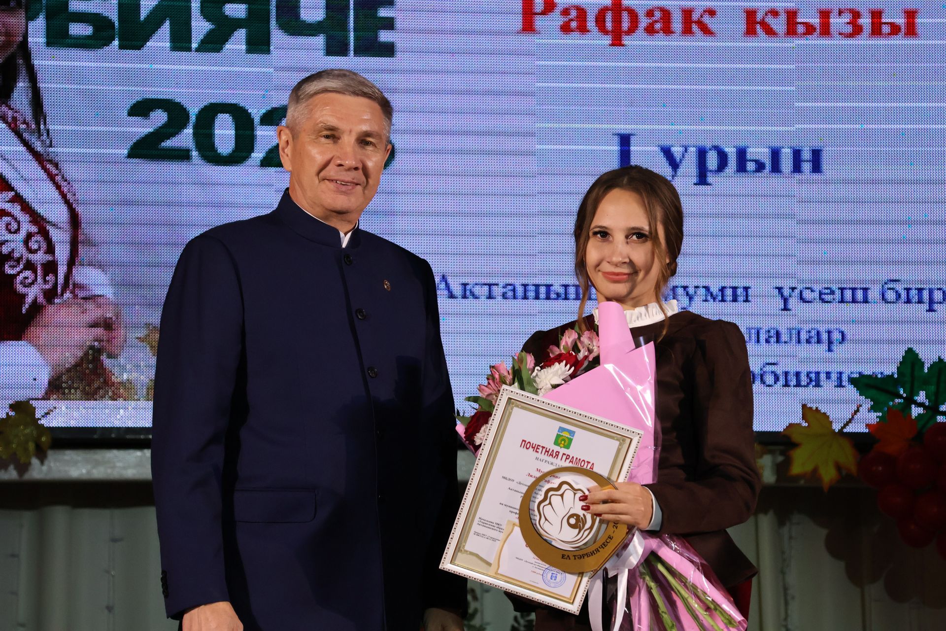 Укытучылар көненә багышланган тантанадан фоторепортаж