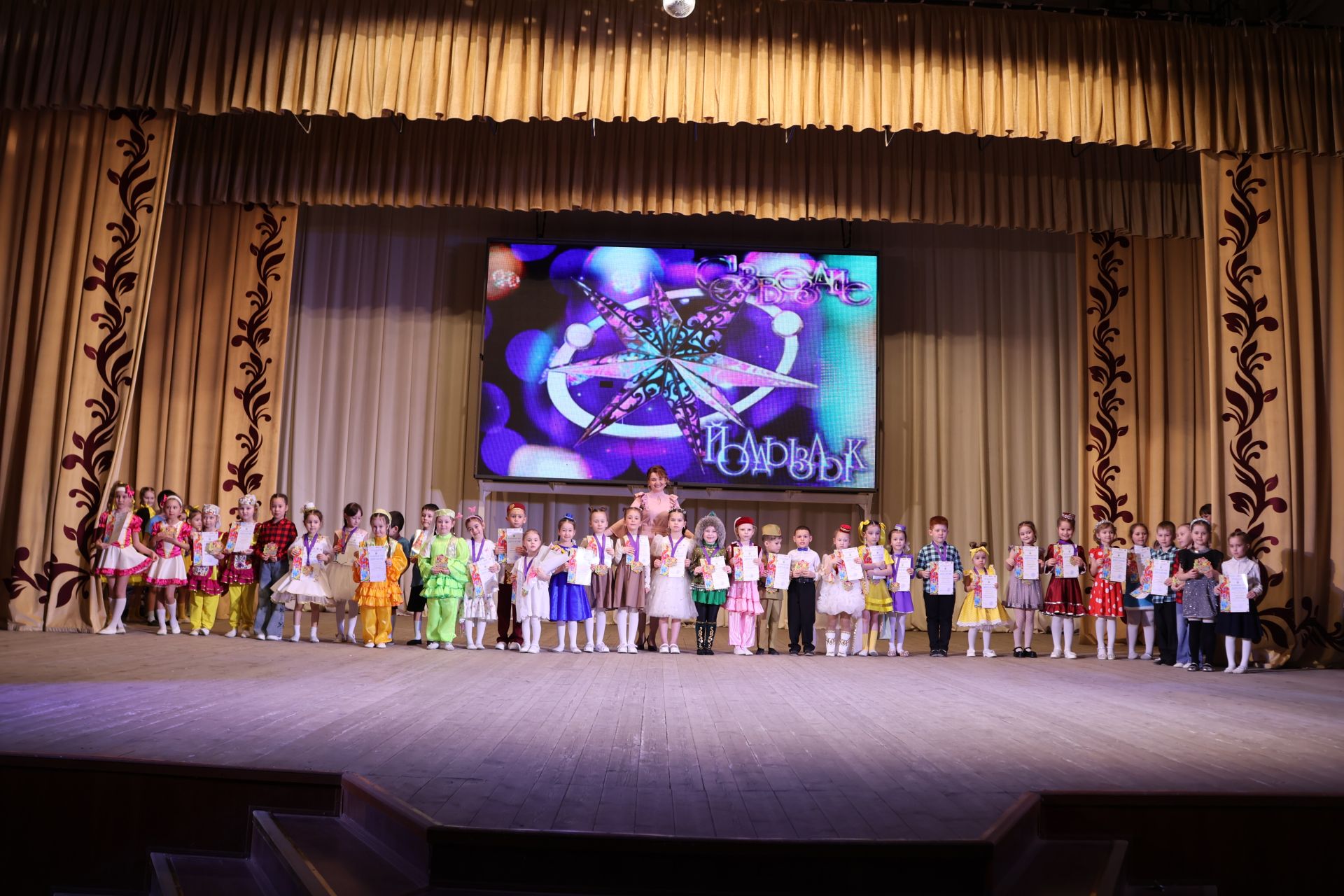 Актаныш күгендә яңа йолдызлар: "Йолдызлык-2026" эстрада фестивале Гала-концертыннан безнең репортаж