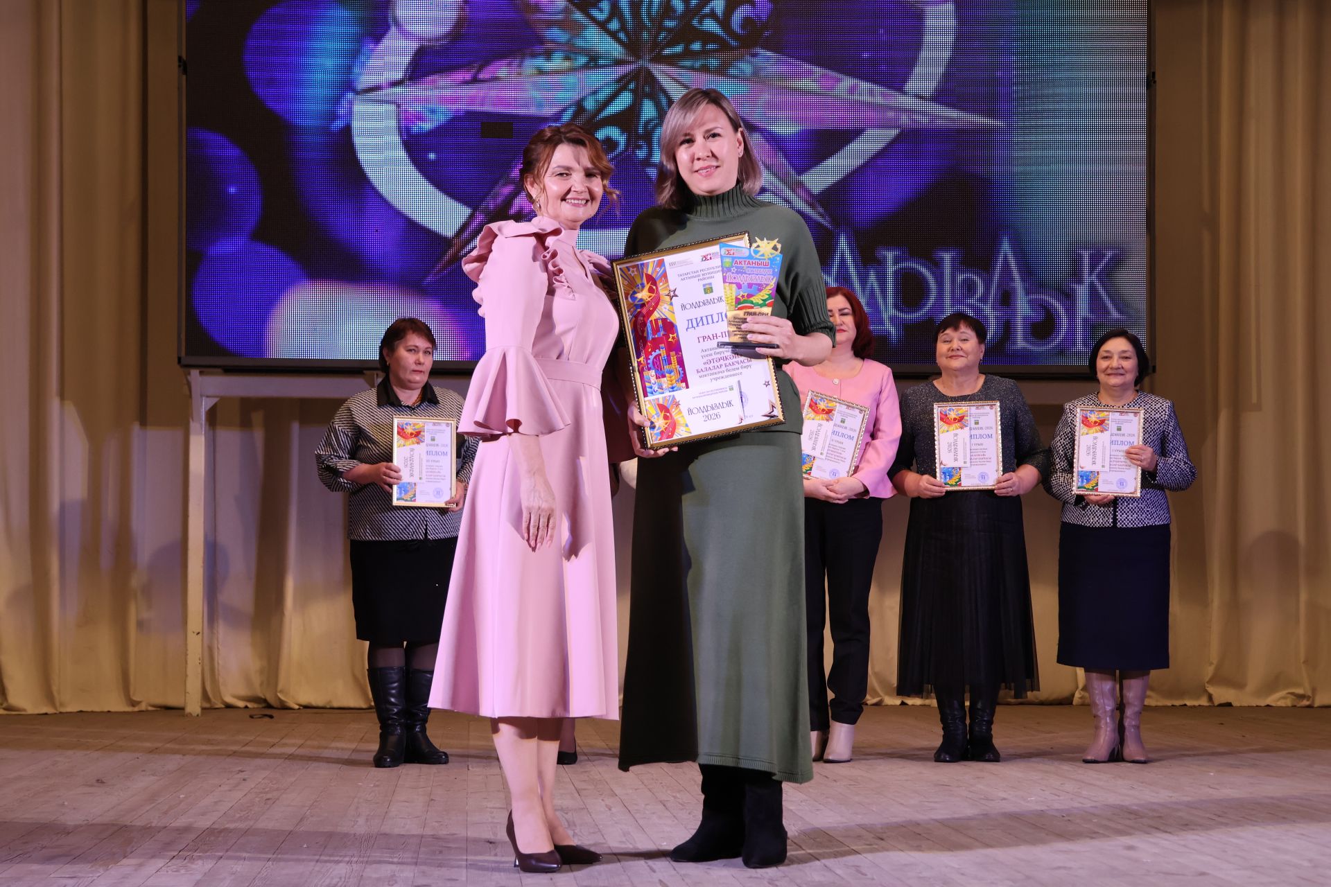 Актаныш күгендә яңа йолдызлар: "Йолдызлык-2026" эстрада фестивале Гала-концертыннан безнең репортаж